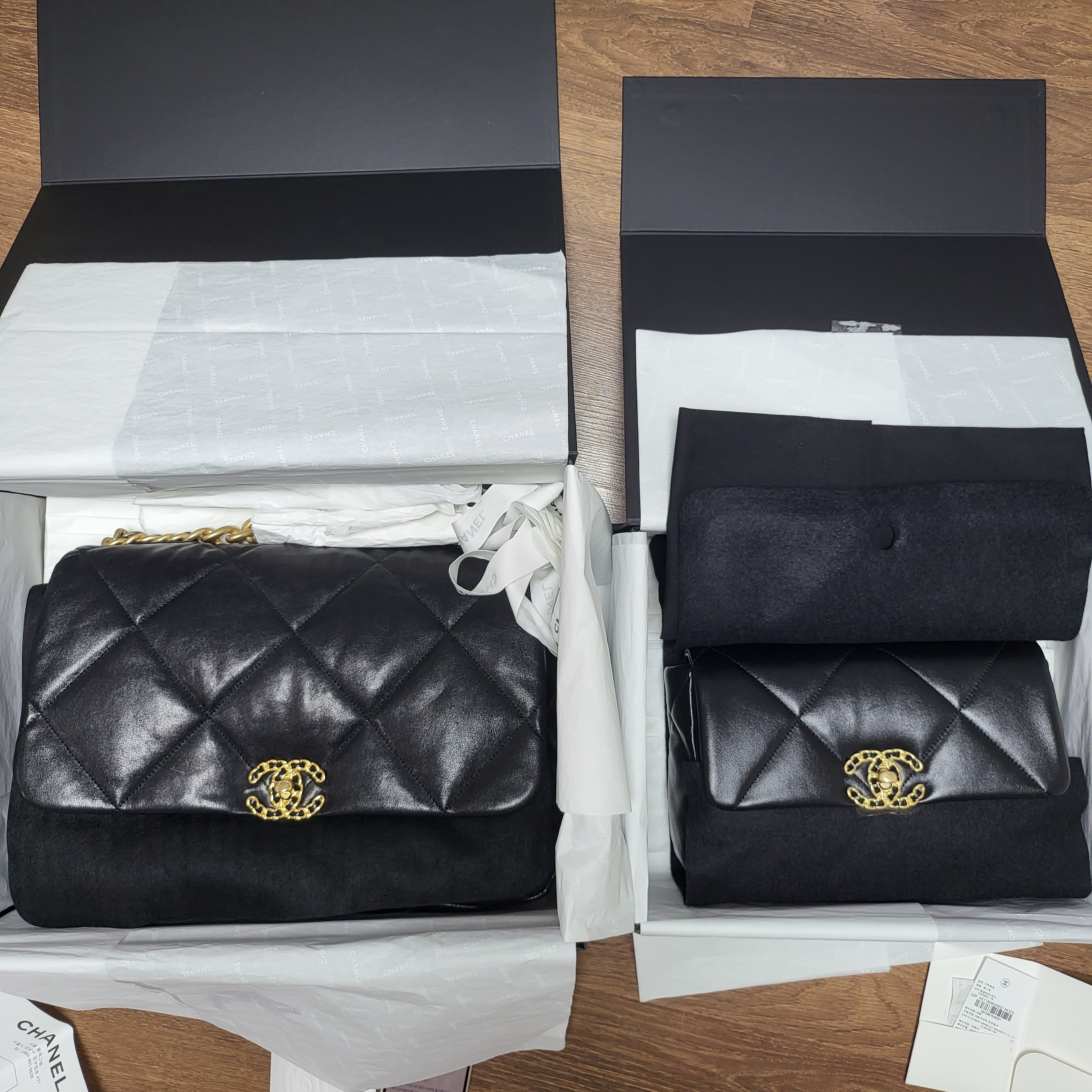 Chanel Medium 19 Handbag Lambskin & Gold Black, Chanel 19 Maxi Handbag Lambskin & Gold Silver Black 착용 스타일