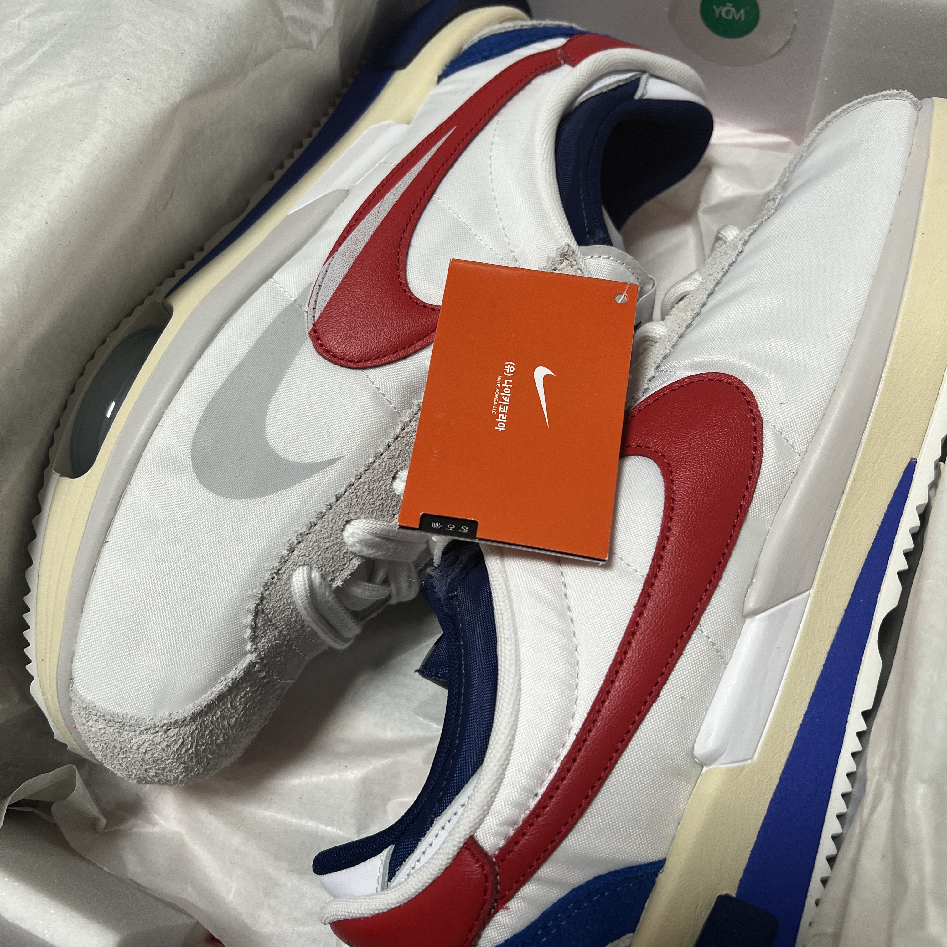 Nike x Sacai Zoom Cortez SP White and University Red, Jordan 1 Retro Low OG Black and Dark Powder Blue 착용 스타일 - 1
