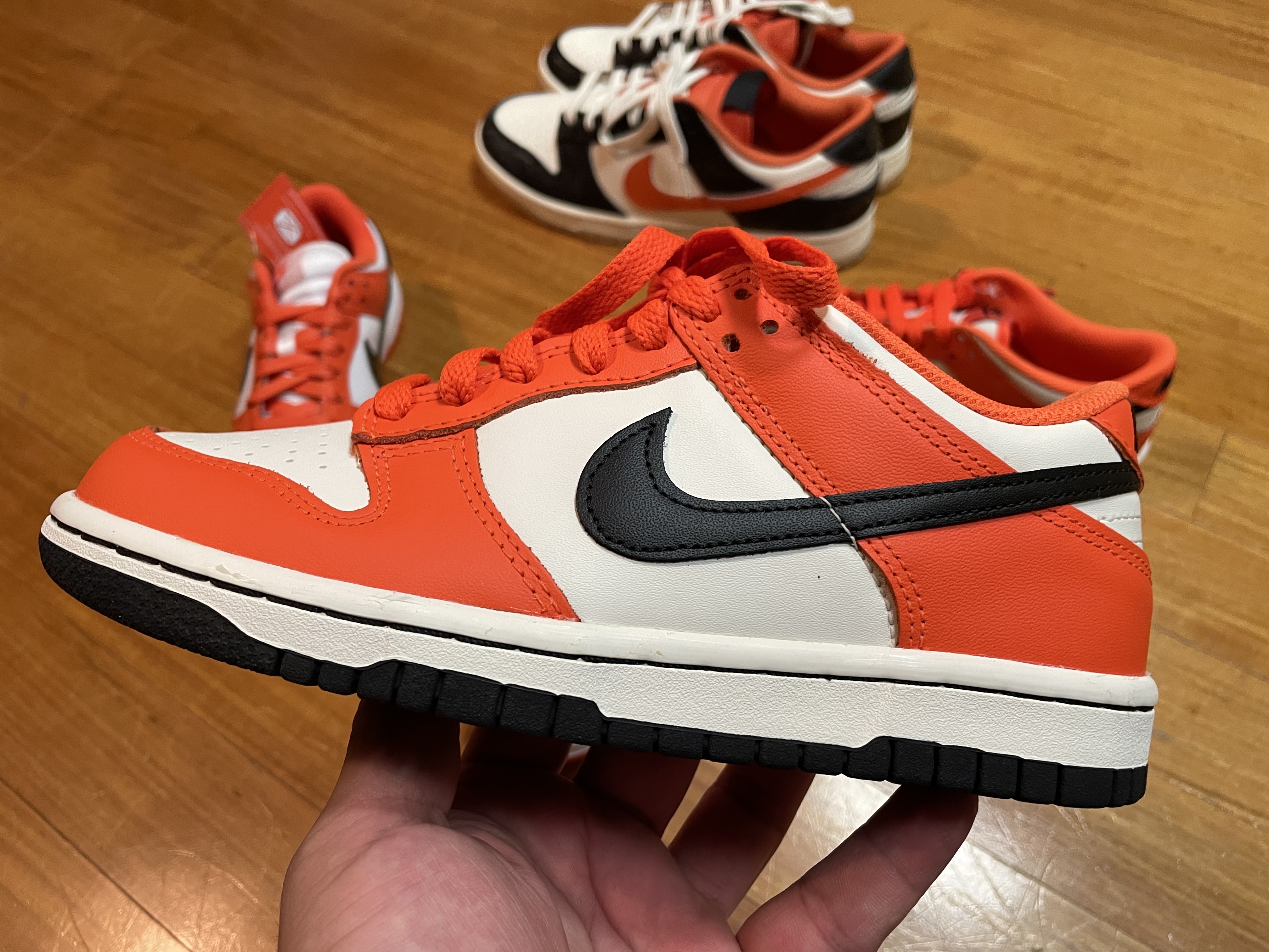 Nike Dunk Low Retro PRM Halloween, (GS) Nike Dunk Low Safety Orange 착용 스타일 - 4