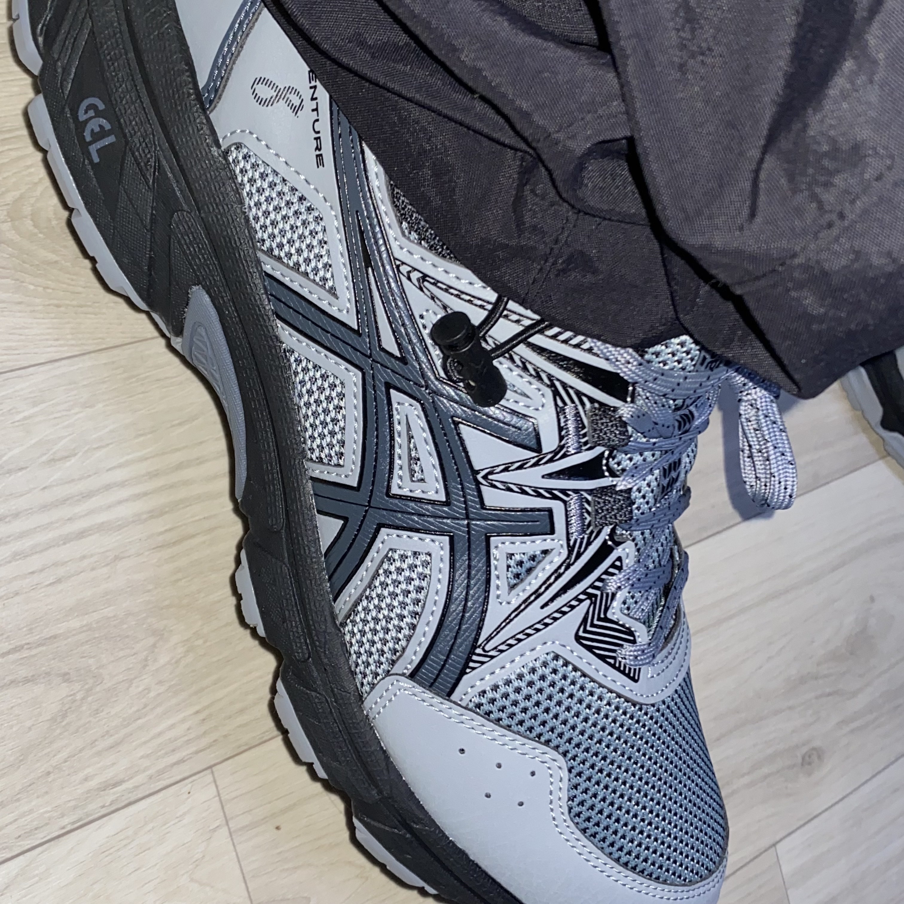 Asics Gel-Venture 8 Sheet Rock Carrier Grey, Asics Gel-Venture 6 SPS Glacier Grey 착용 스타일 - 1