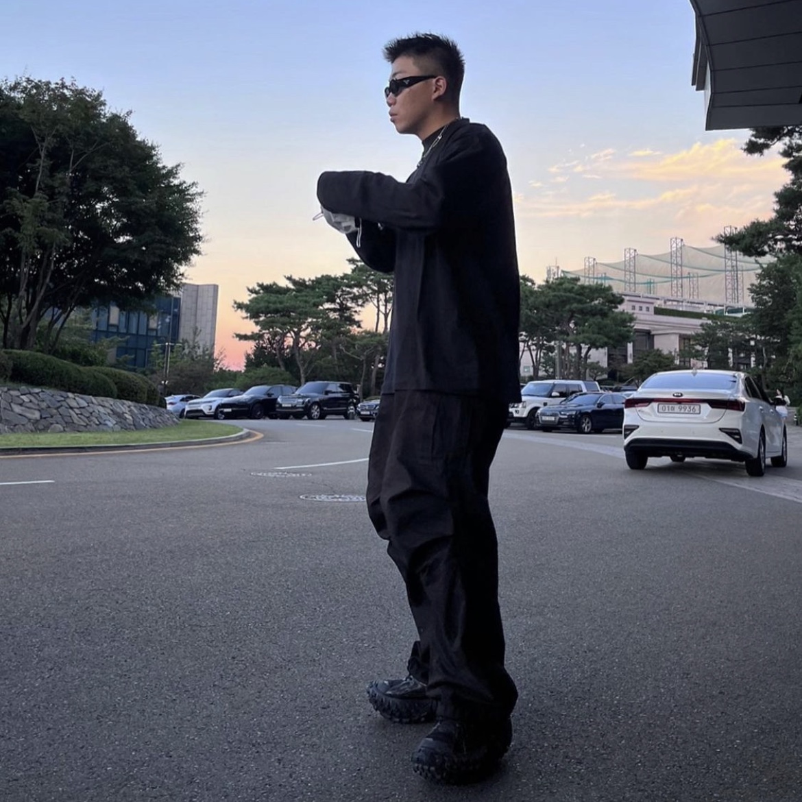 Balenciaga Defender Sneakers Black 착용 스타일 - 1