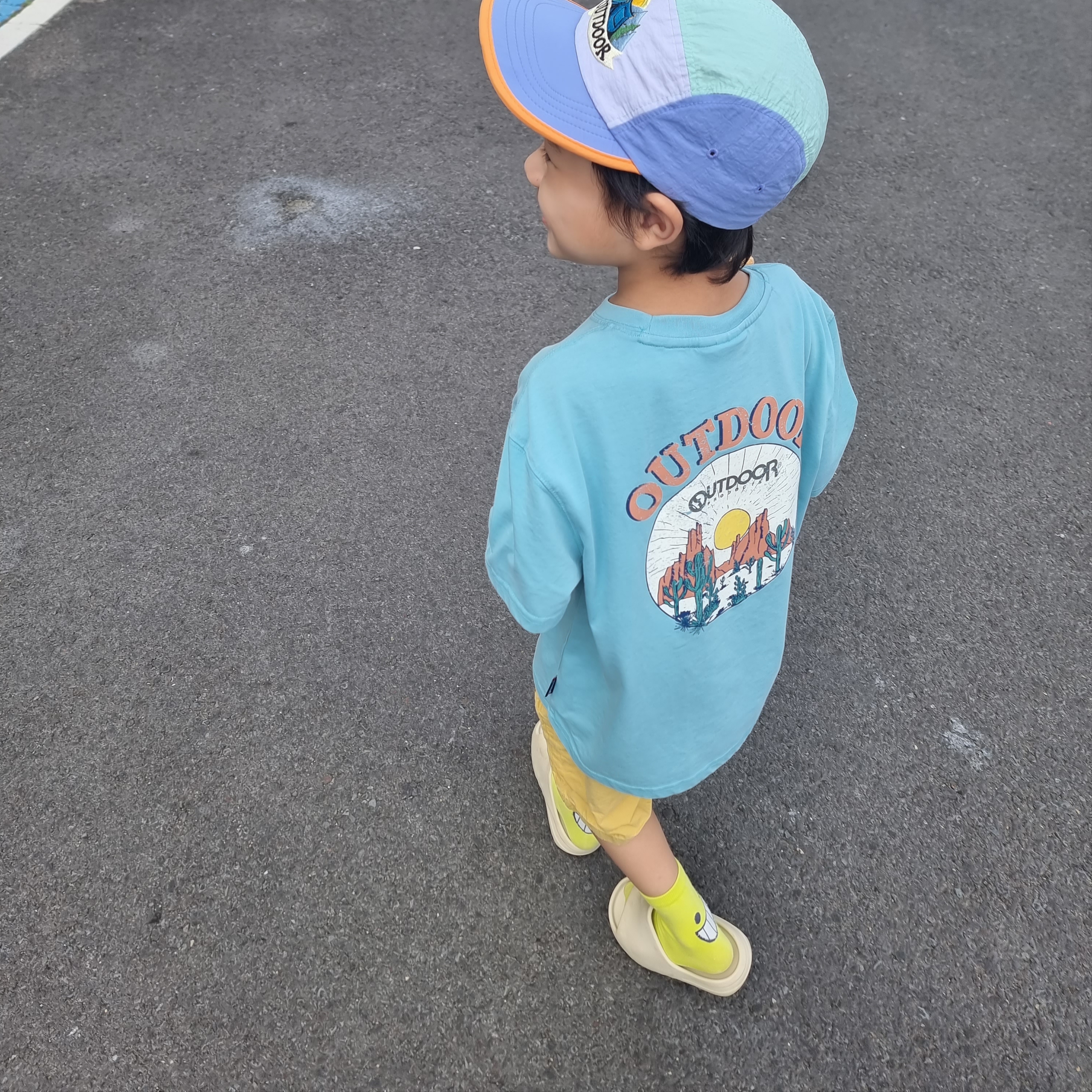 (Kids) Adidas Yeezy Slide Bone 2022 착용 스타일 - 1
