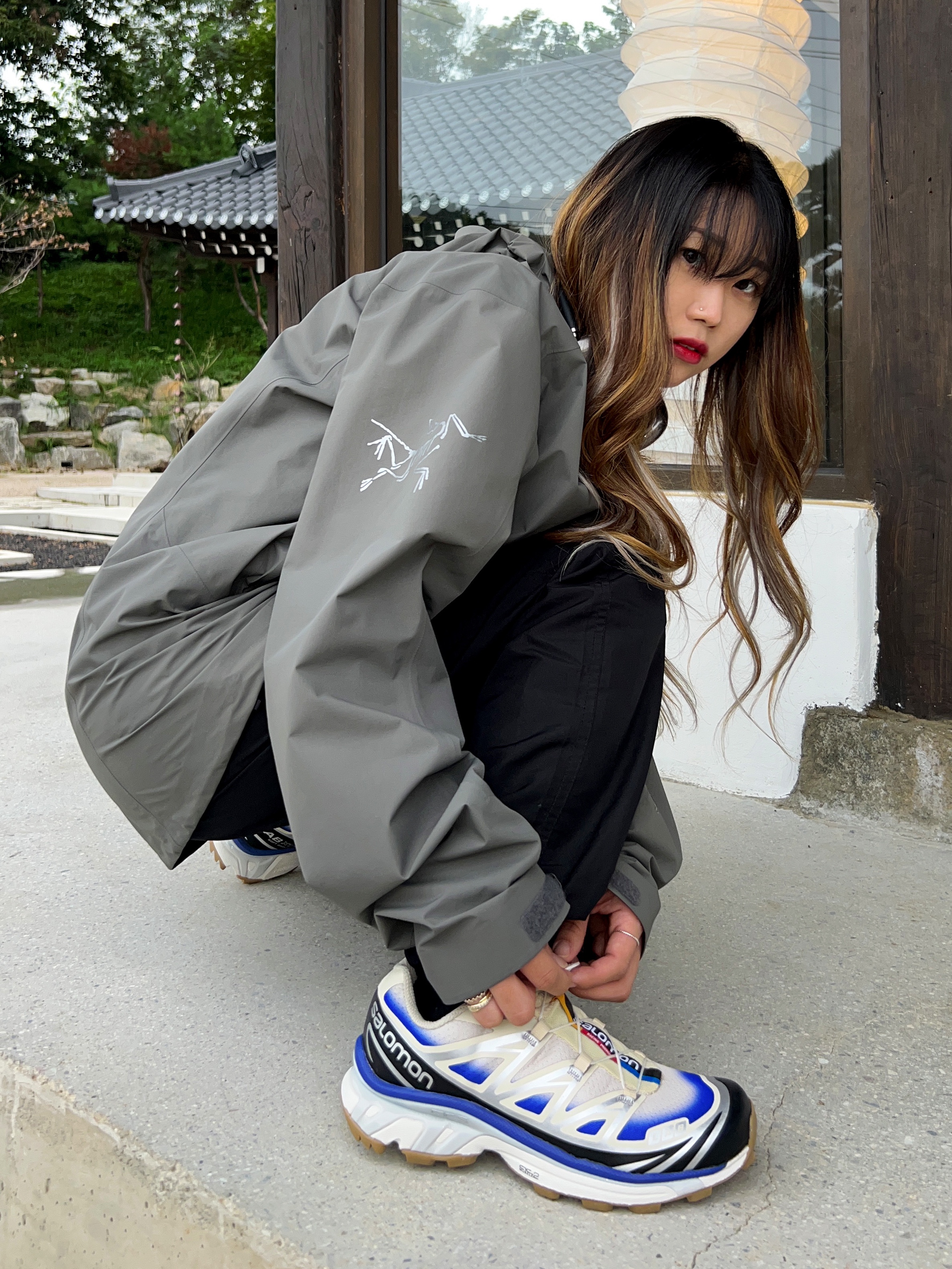 Arc'teryx x Beams Zeta SL Jacket Grey, Salomon XT-6 Skyline Bleached Sand Dazzling Blue 착용 스타일 - 1