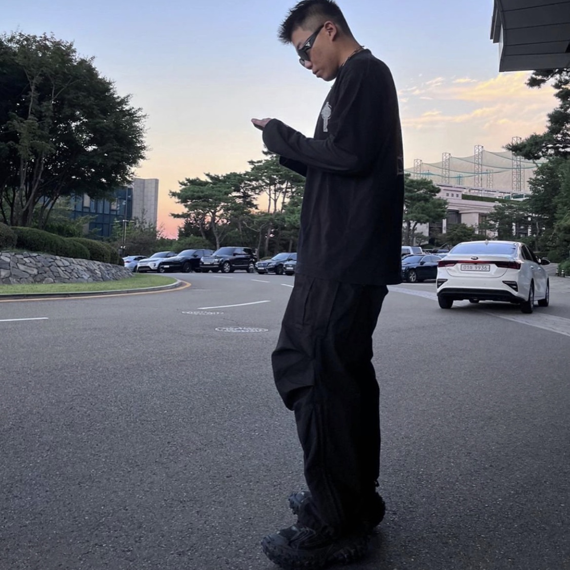 Balenciaga Defender Sneakers Black 착용 스타일 - 2
