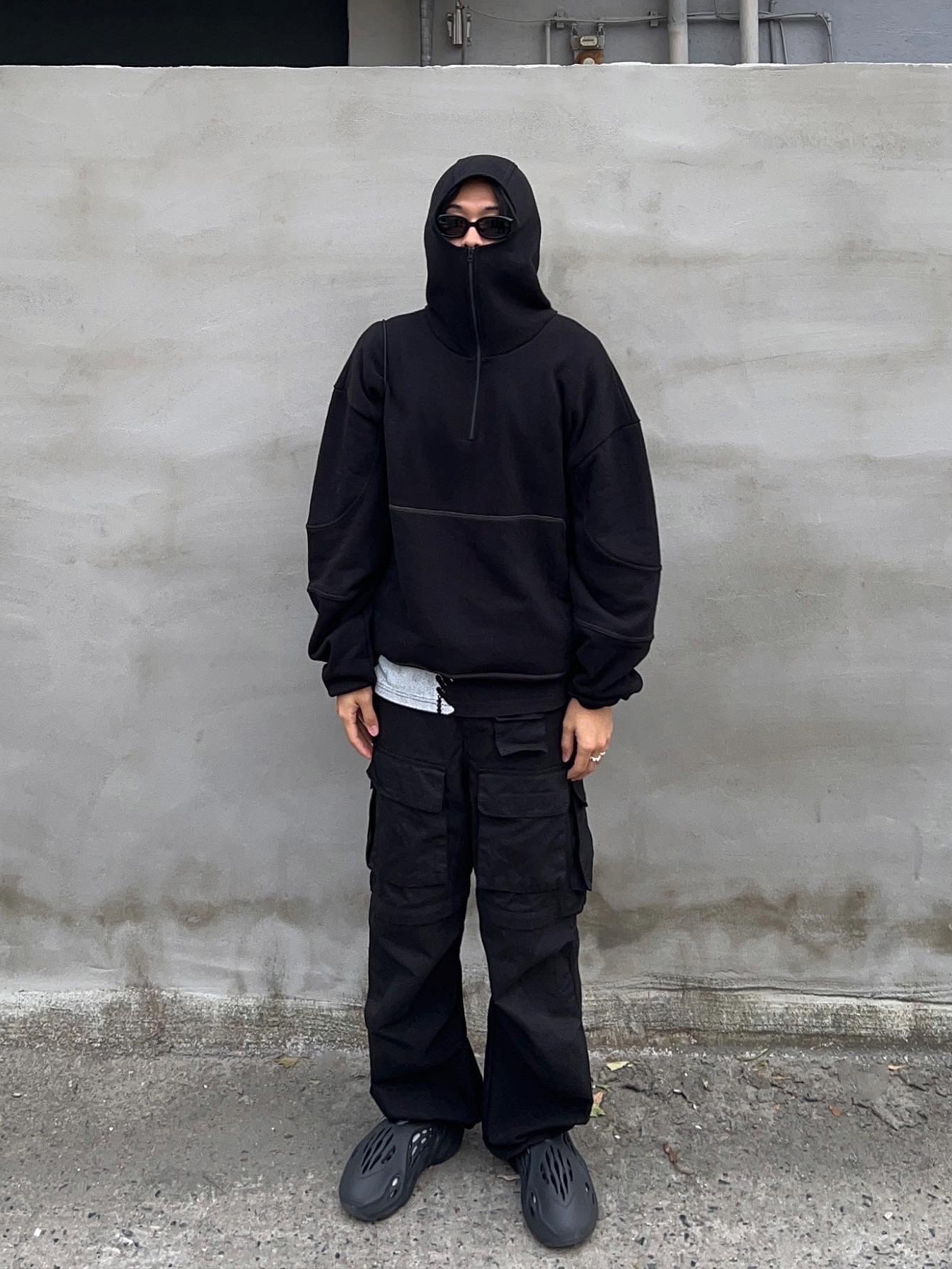 Adidas Yeezy Foam RNNR Onyx 착용 스타일 - 1