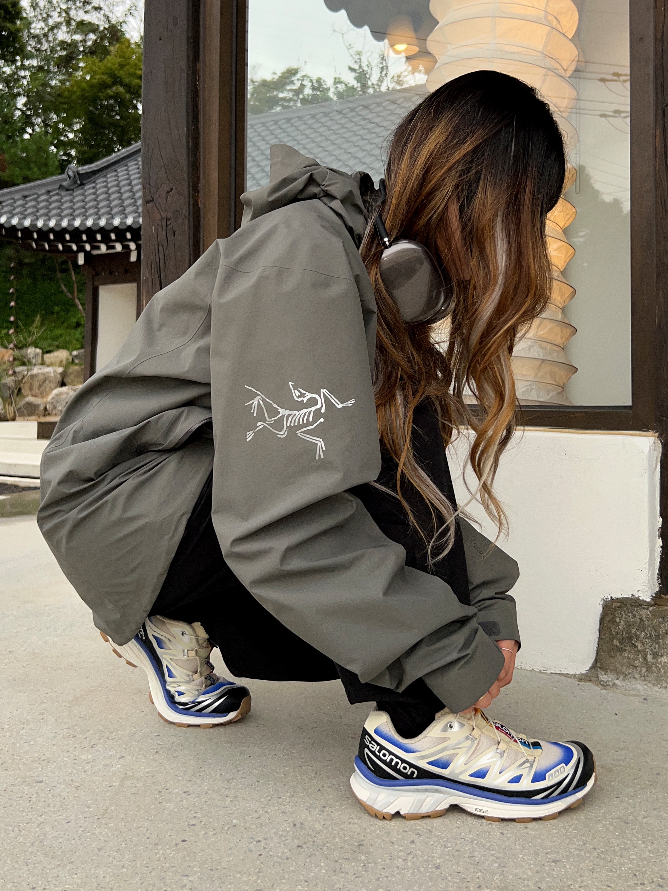 Arc'teryx x Beams Zeta SL Jacket Grey, Salomon XT-6 Skyline Bleached Sand Dazzling Blue 착용 스타일 - 3