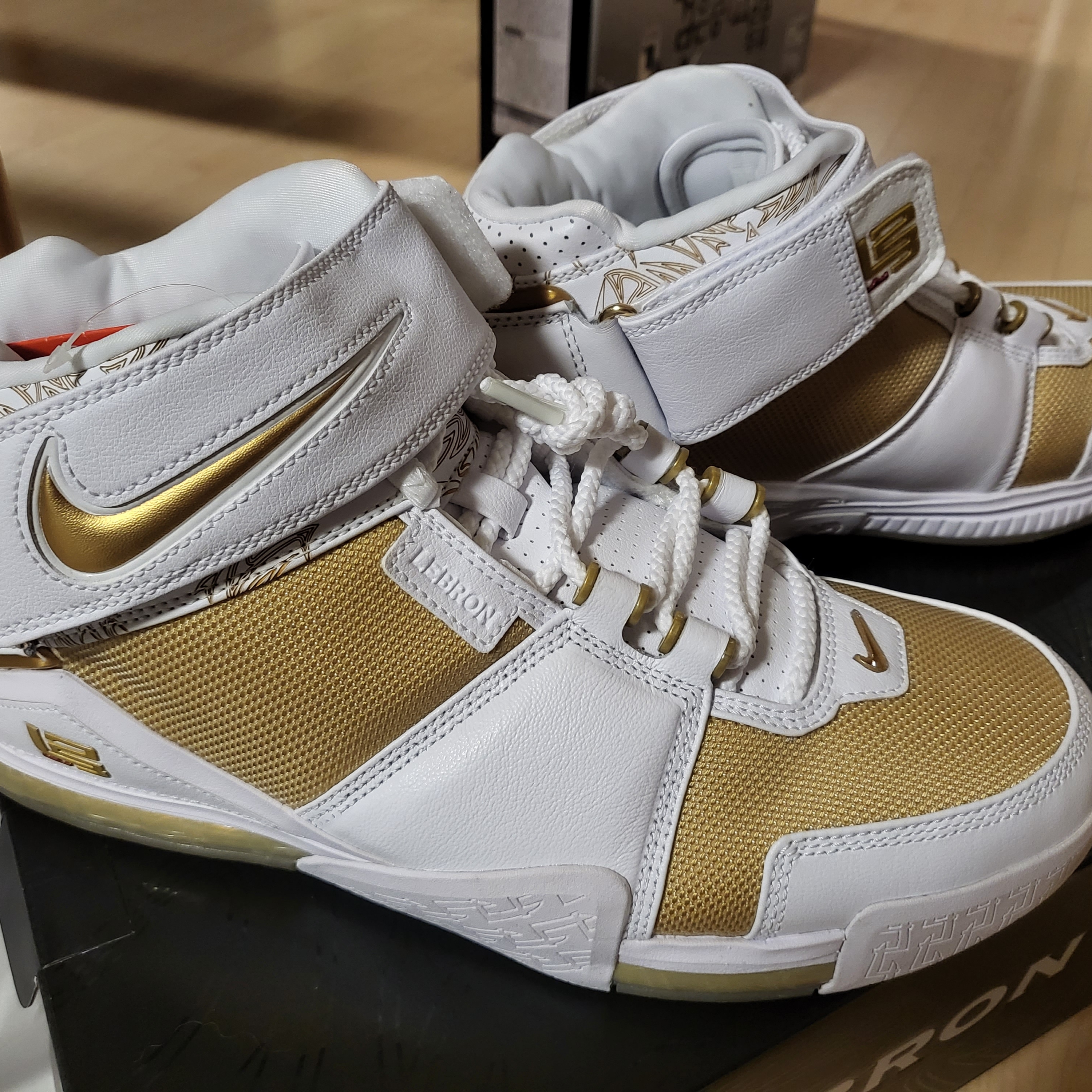 Nike Zoom LeBron 2 Metallic Gold and White 착용 스타일 - 1