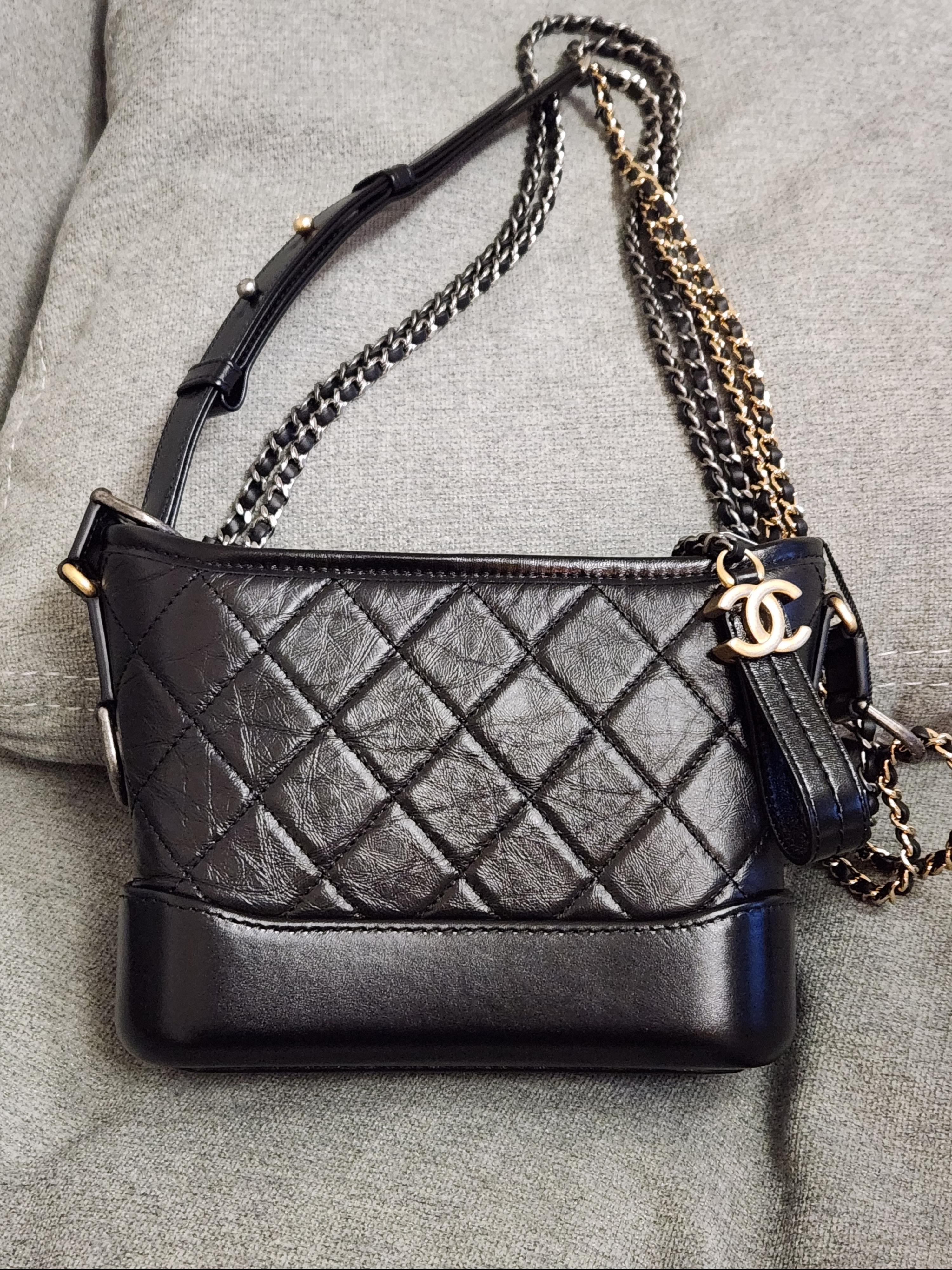 Chanel Gabrielle Small Hobo Bag Aged Calfskin & Gold Black 착용 스타일