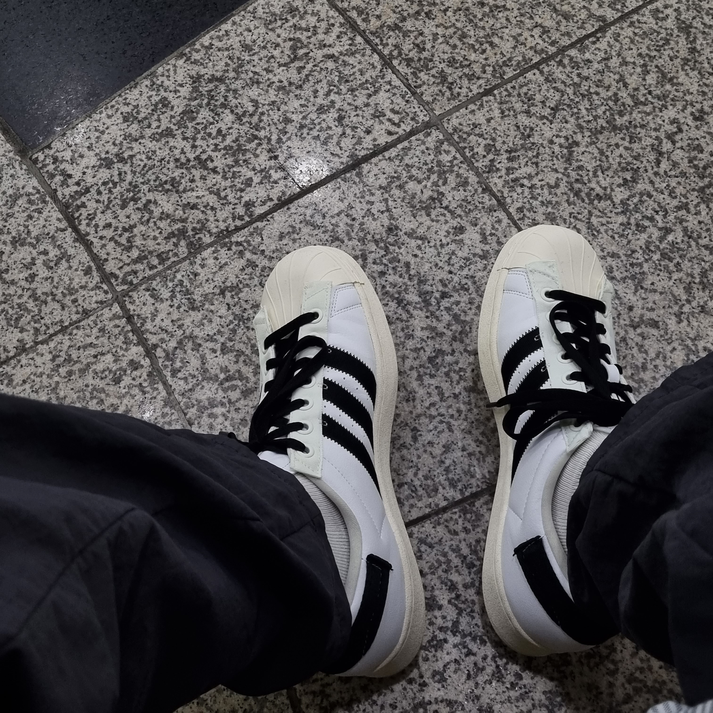 Adidas x Parley Superstar White 착용 스타일