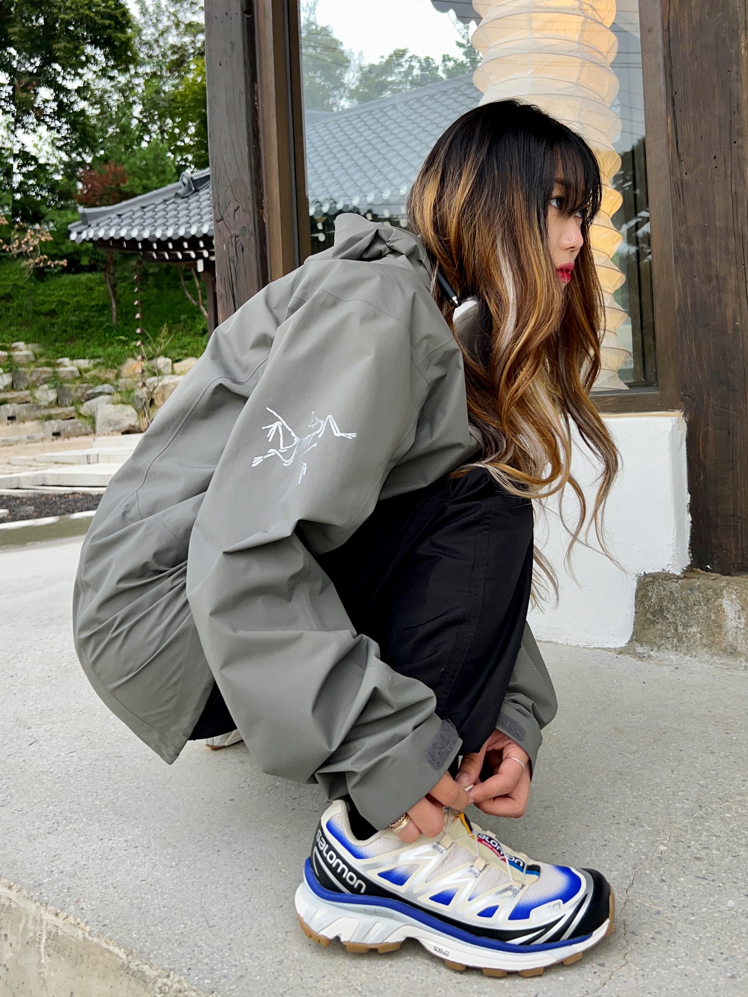 Arc'teryx x Beams Zeta SL Jacket Grey, Salomon XT-6 Skyline Bleached Sand Dazzling Blue 착용 스타일 - 2