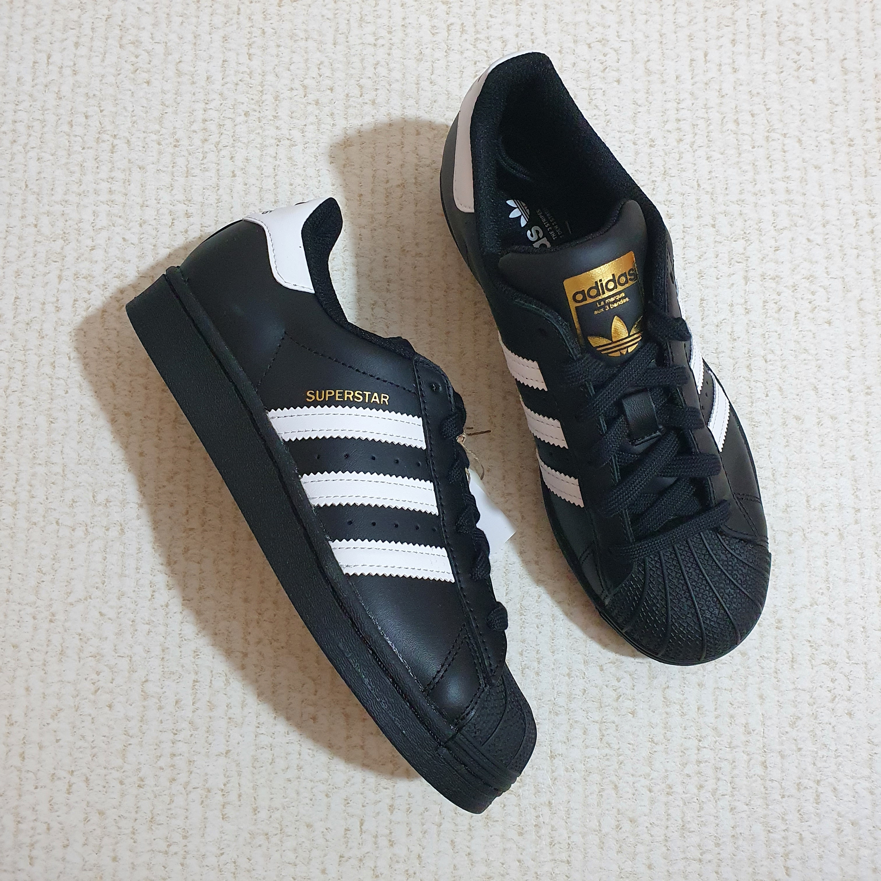 (J) Adidas Superstar Black White 착용 스타일