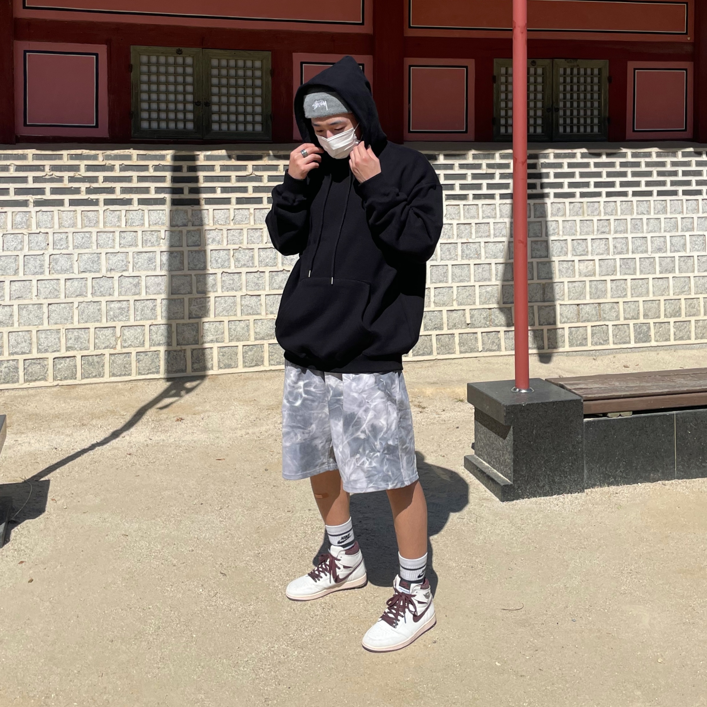 Stussy Stock Cuff Beanie Grey Heather, Jordan 1 x A Ma Maniere Retro High OG SP Sail and Burgundy 착용 스타일 - 1
