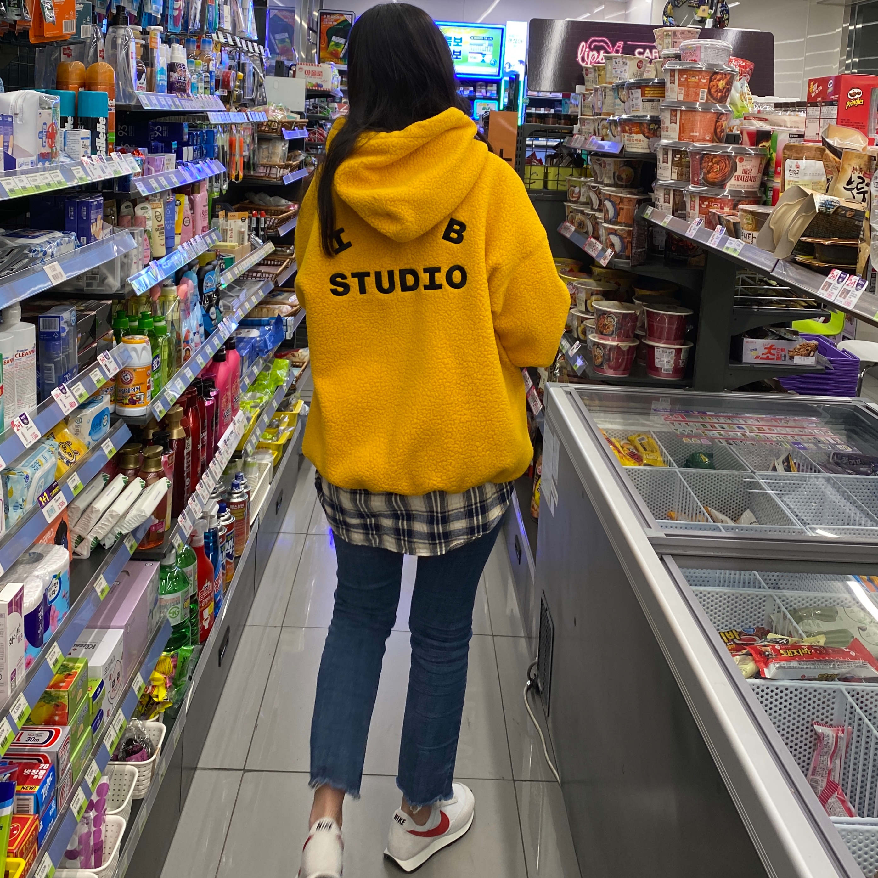 IAB Studio x LMC Boa Fleece Hoodie Yellow, Nike Daybreak SP White University Red 착용 스타일 - 3