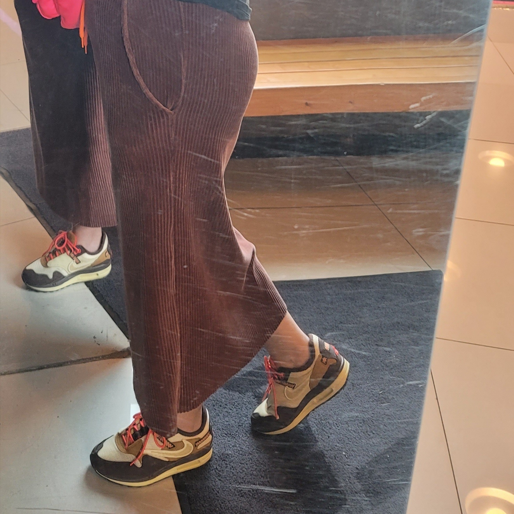 Nike x Travis Scott Air Max 1 Cact.us Brown 착용 스타일