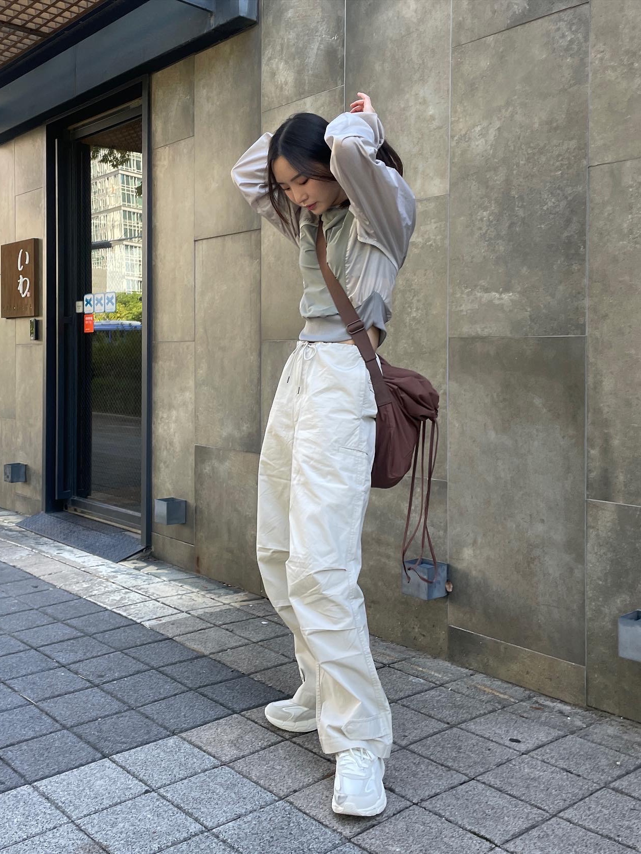 Uniqlo U Drawstring Shoulder Bag Brown 착용 스타일 - 1