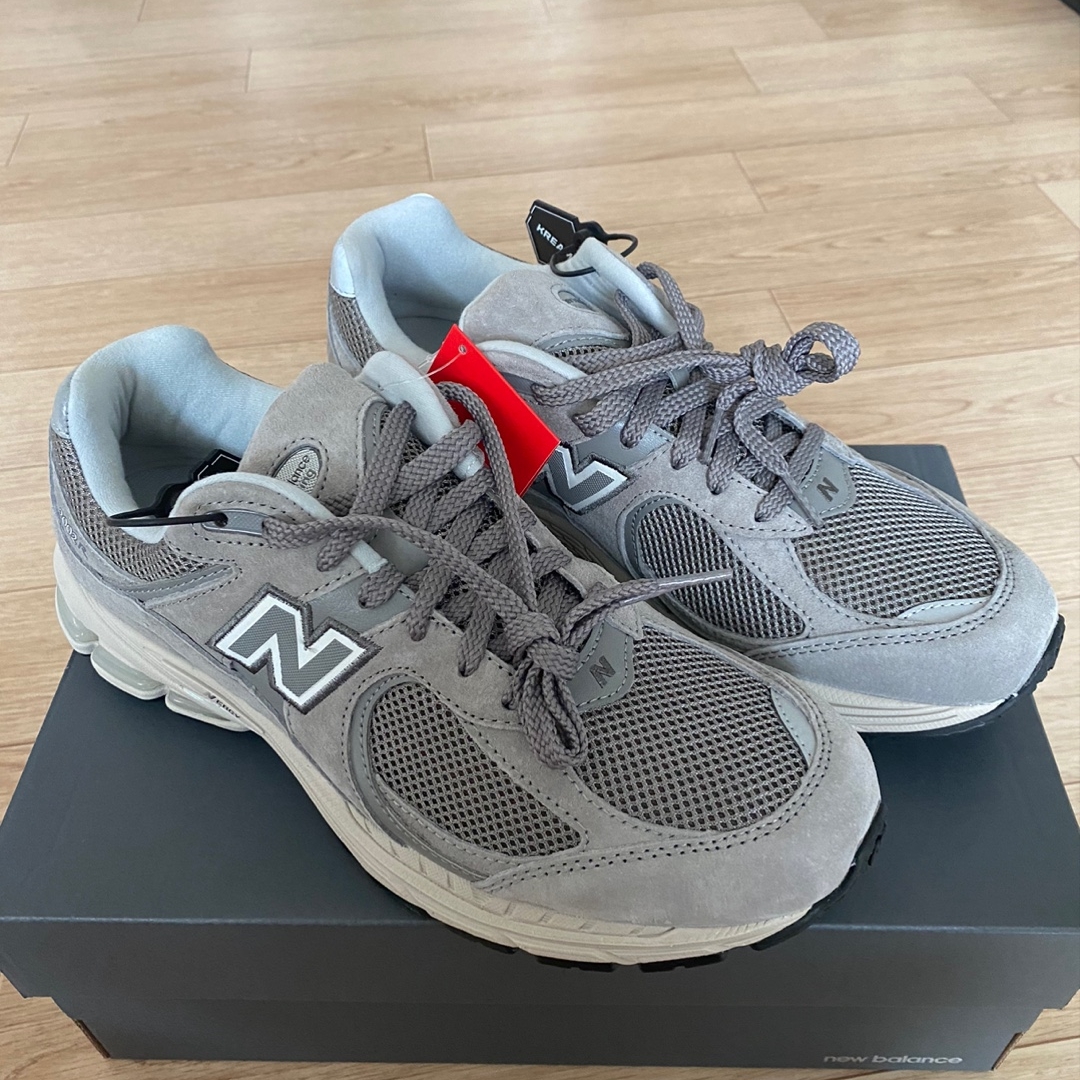 New Balance 2002R Grey 착용 스타일