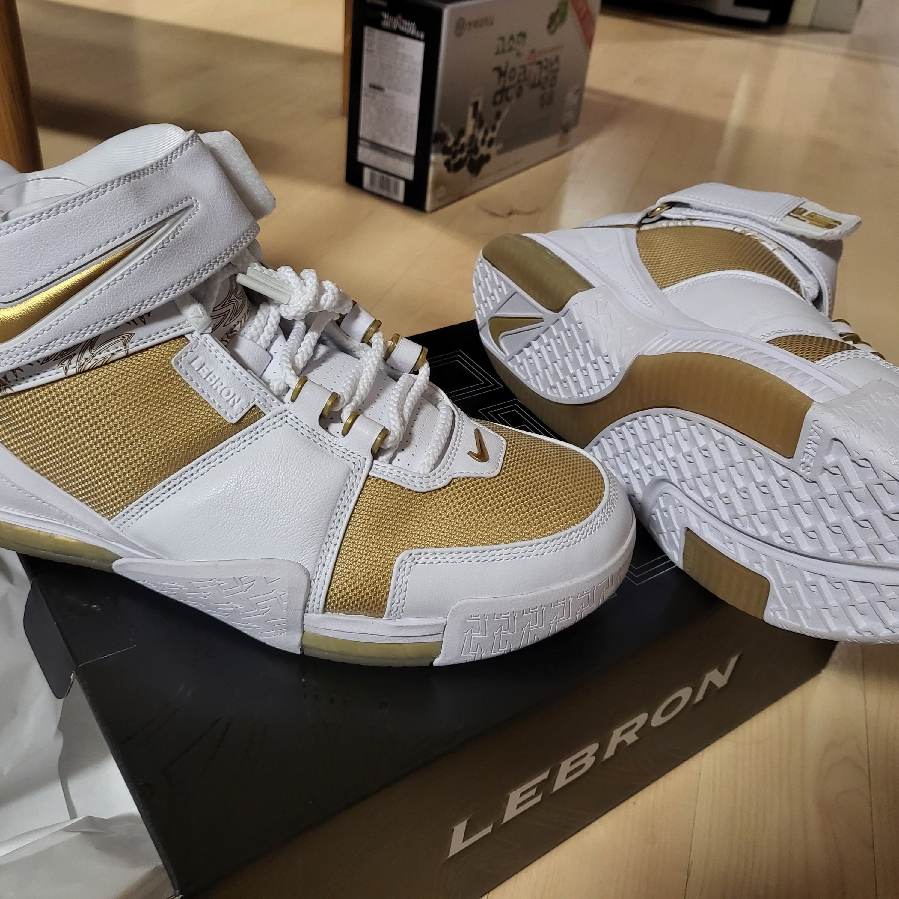 Nike Zoom LeBron 2 Metallic Gold and White 착용 스타일 - 5