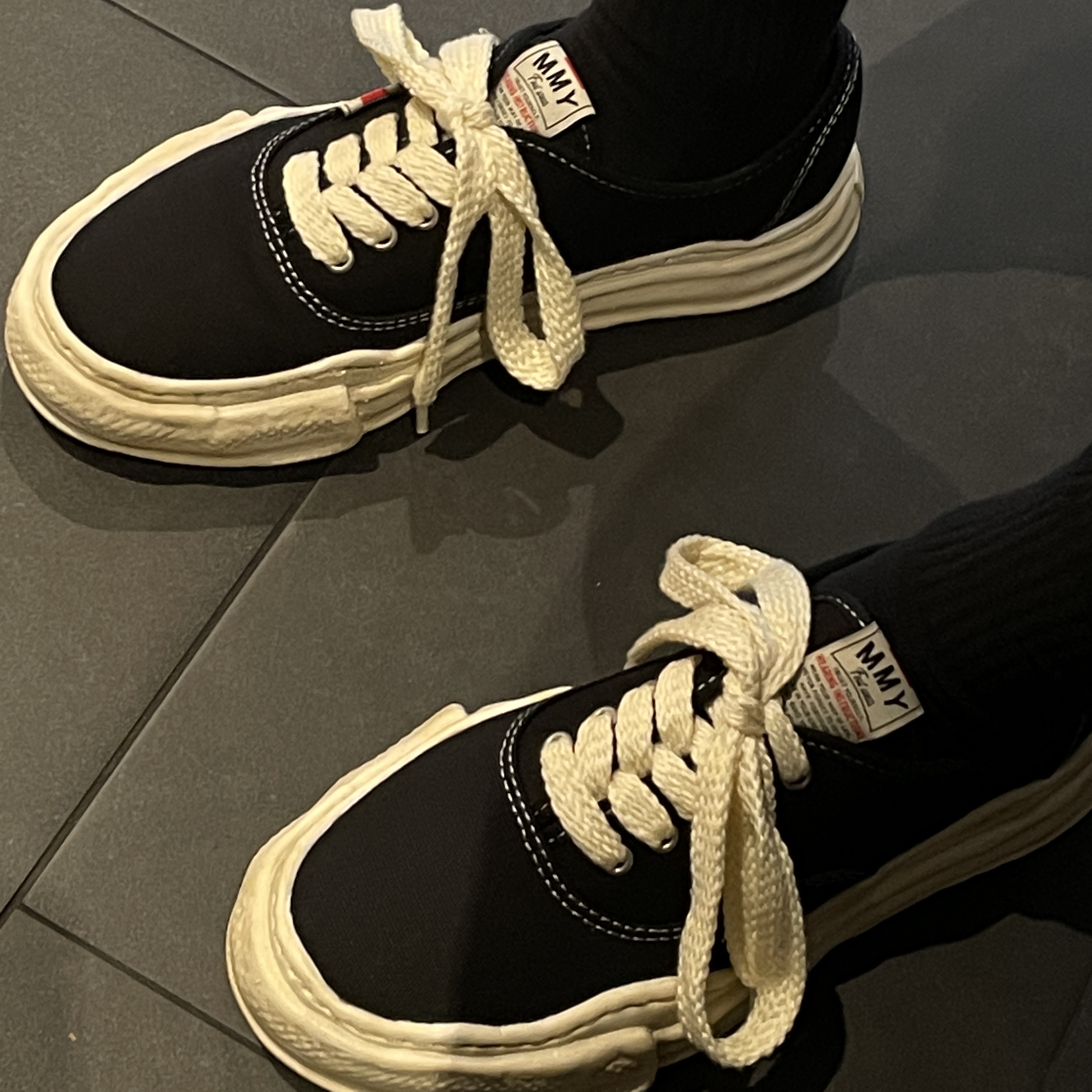Maison Mihara Yasuhiro Baker OG Sole OD Canvas Low-top Sneakers Black 착용 스타일 - 1