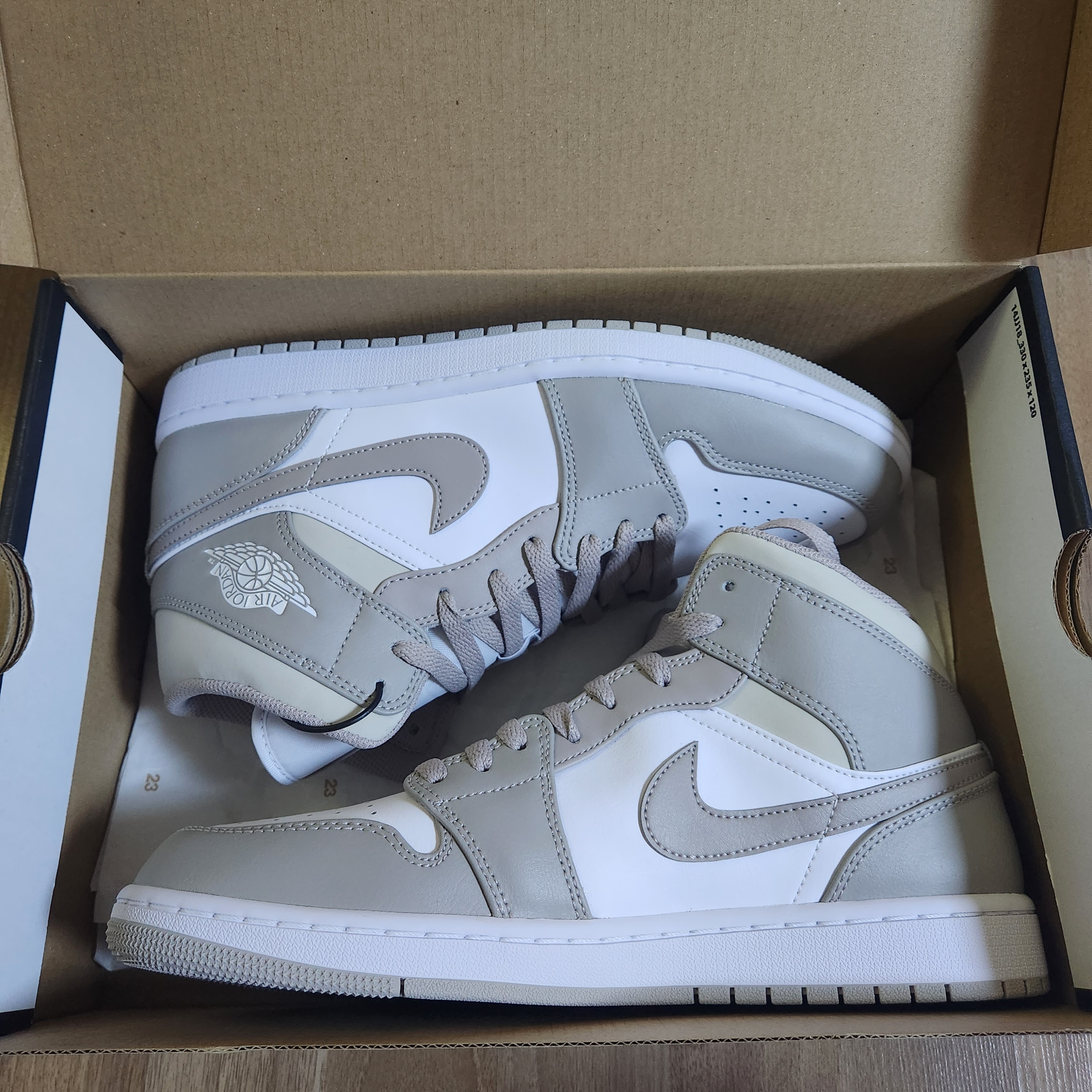 Jordan 1 Mid College Grey 착용 스타일 - 1