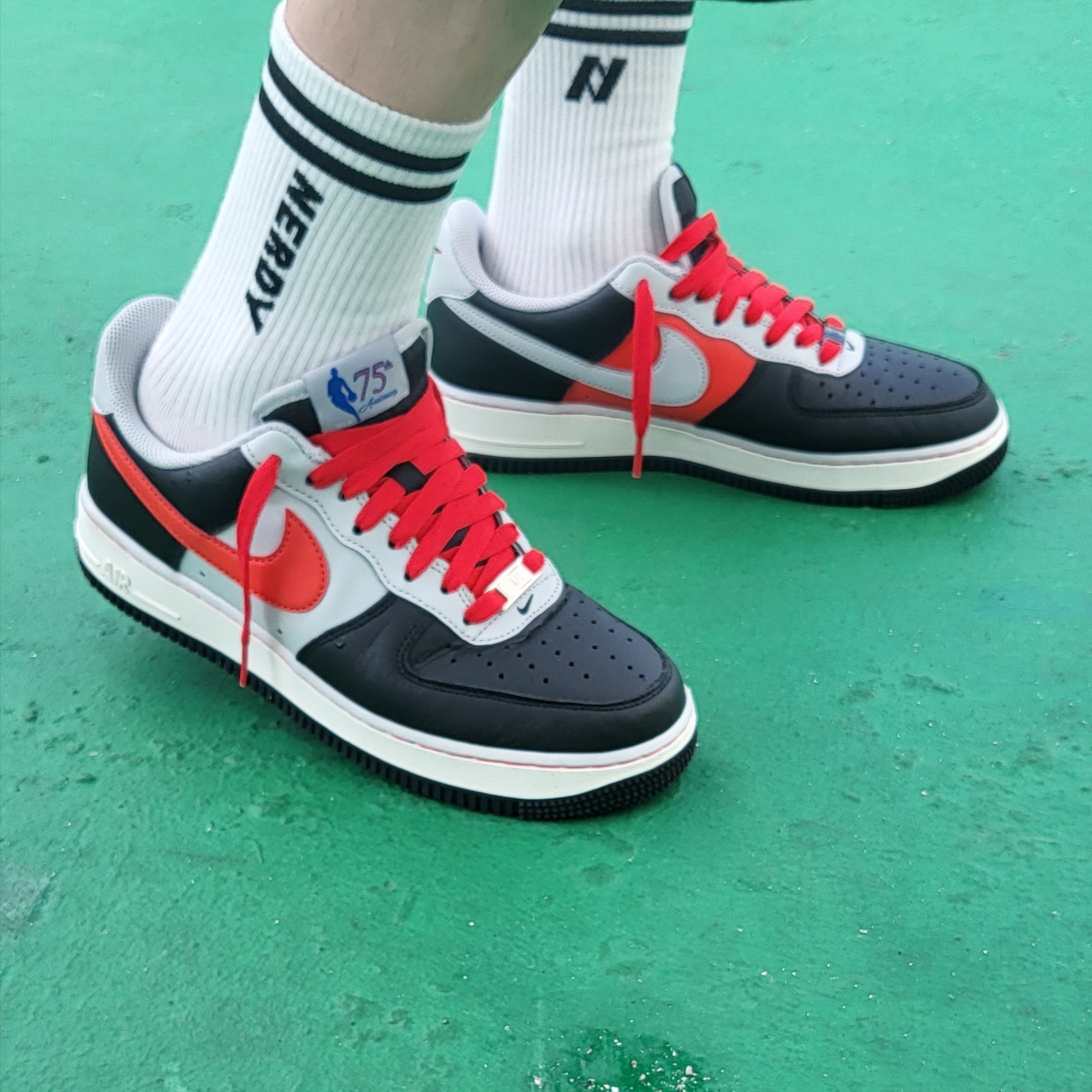Nike x NBA Air Force 1 '07 LV8 EMB Black and Chile Red 착용 스타일