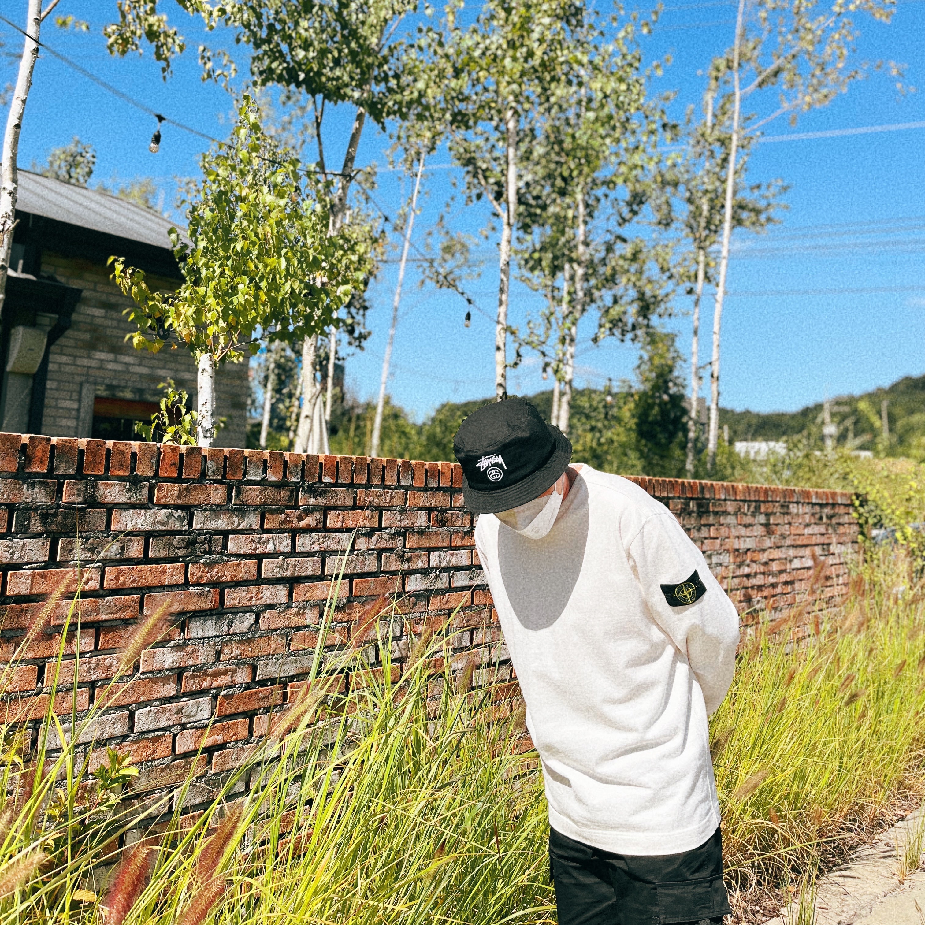 Stussy Stock Bucket Hat Black, Stone Island 63750 Garment Dyed Heavy Cotton Long Sleeve T-Shirt White - 22SS 착용 스타일