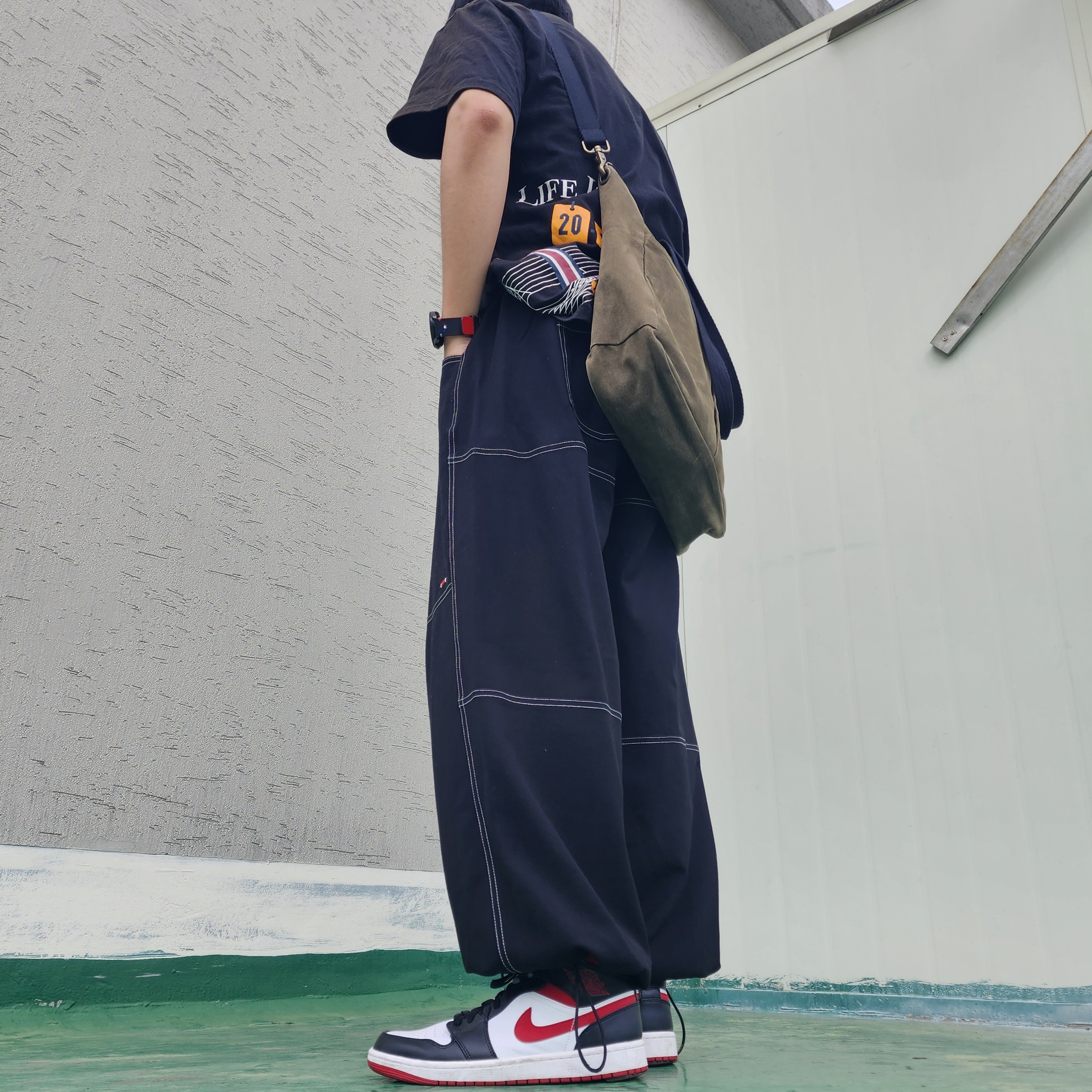 Jordan 1 Mid Gym Red Black White 착용 스타일 - 3