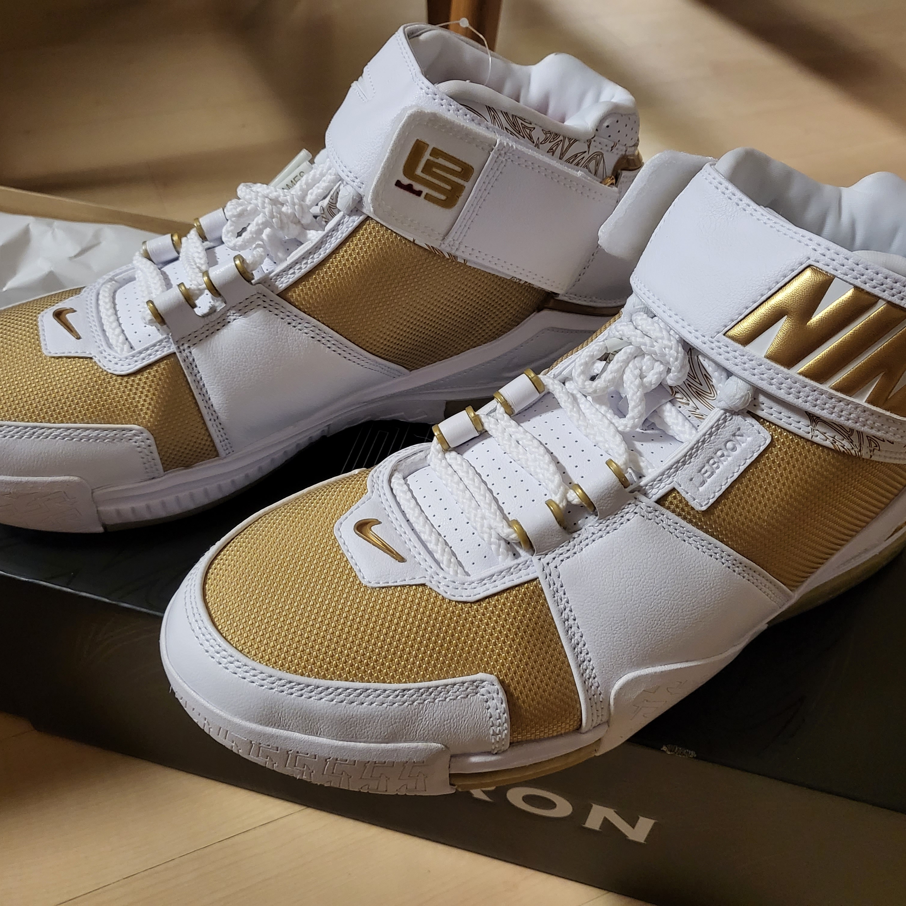 Nike Zoom LeBron 2 Metallic Gold and White 착용 스타일 - 3