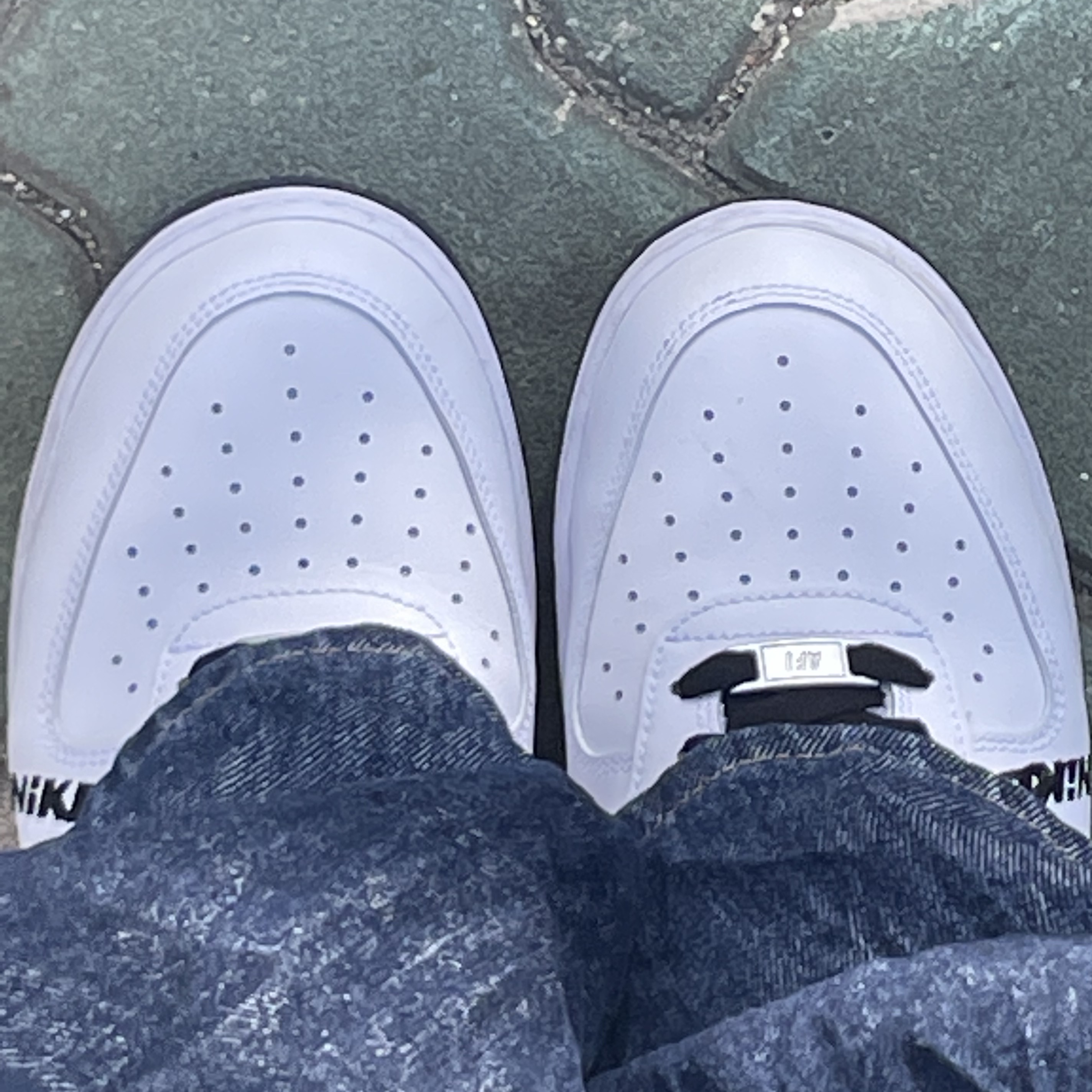 Nike Air Force 1 '07 LV8 White Black Wolf Grey 착용 스타일