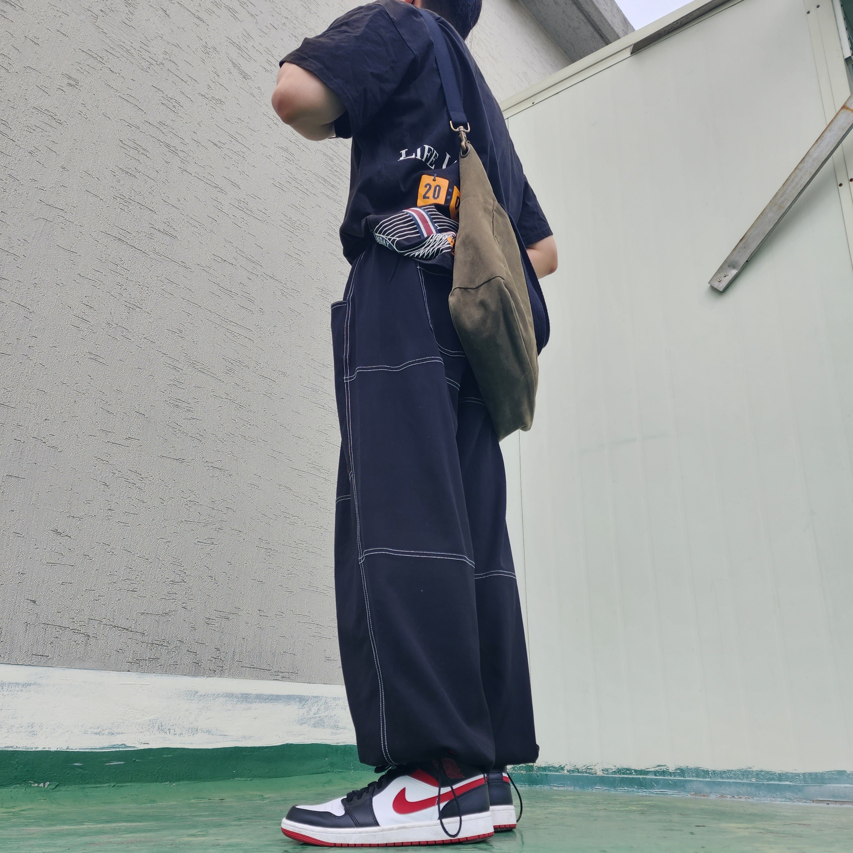 Jordan 1 Mid Gym Red Black White 착용 스타일 - 5