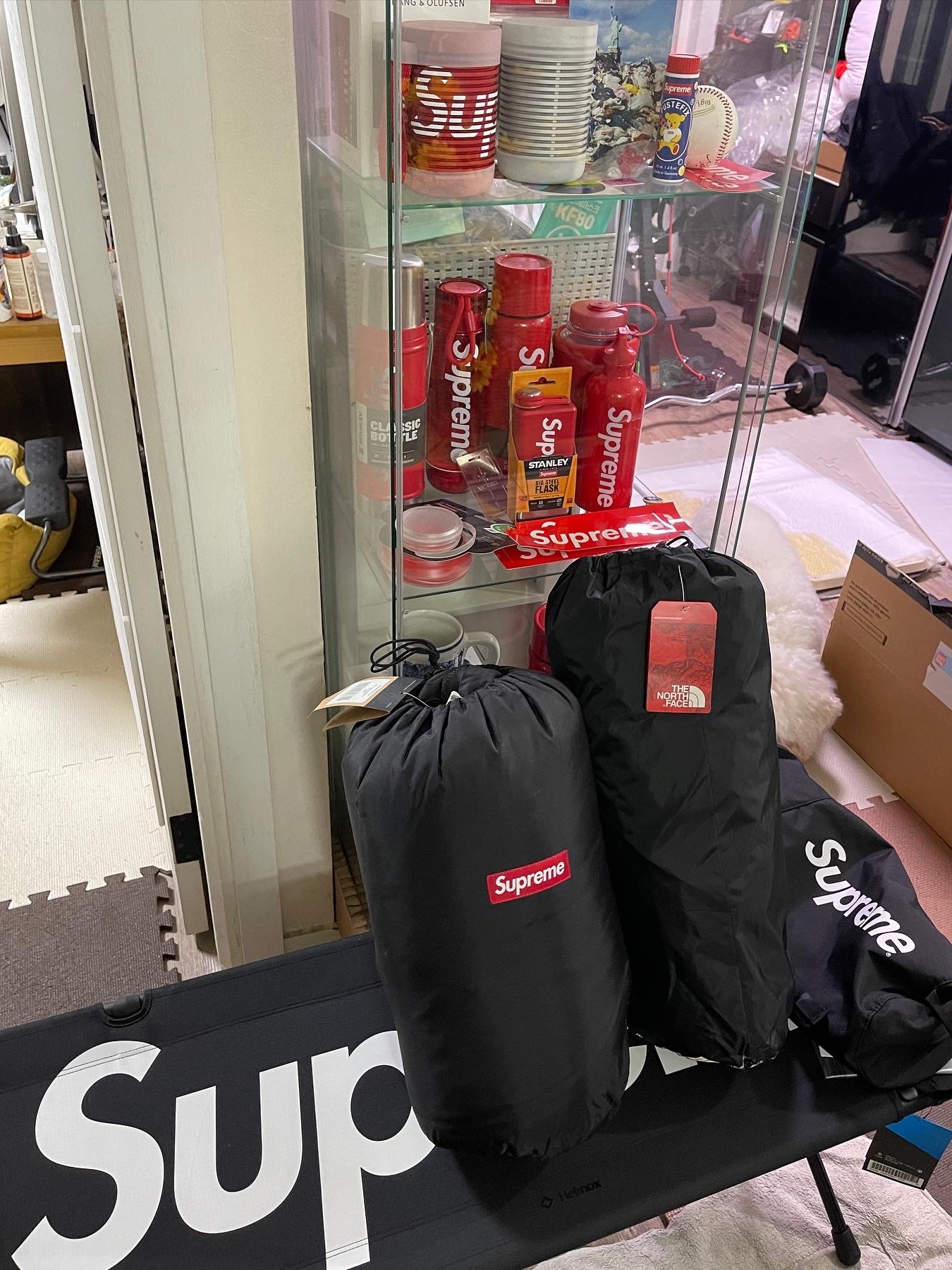 Supreme x The North Face Snakeskin Taped Seam Stormbreak 3 Tent Black - 18SS, Supreme x The North Face S Logo Dolomite 3S-20° Sleeping Bag Black - 20FW 착용 스타일