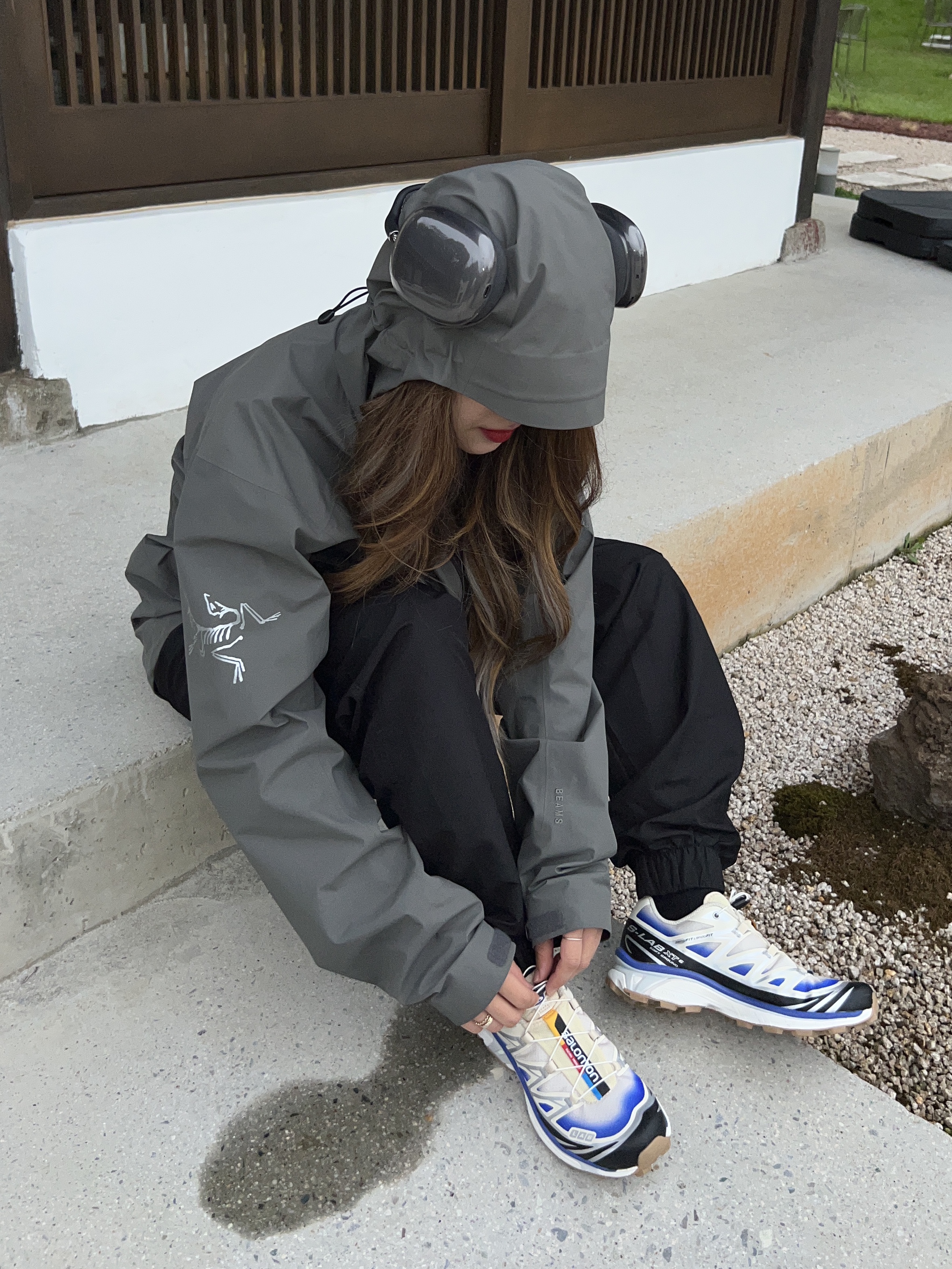 Arc'teryx x Beams Zeta SL Jacket Grey, Salomon XT-6 Skyline Bleached Sand Dazzling Blue 착용 스타일 - 5