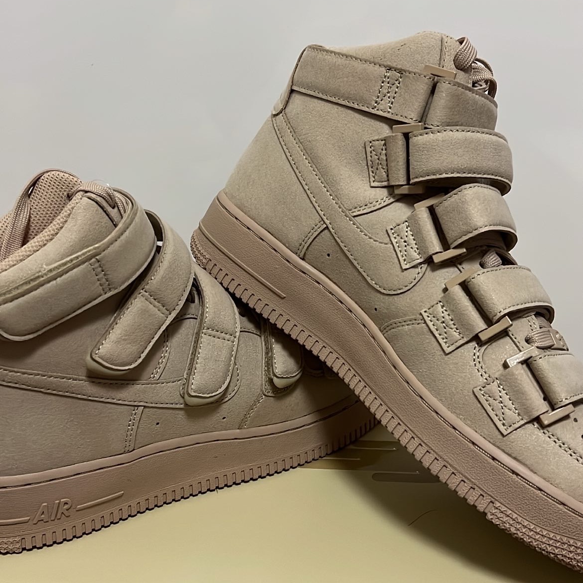 Nike x Billie Eilish Air Force 1 High '07 SP Mushroom 착용 스타일