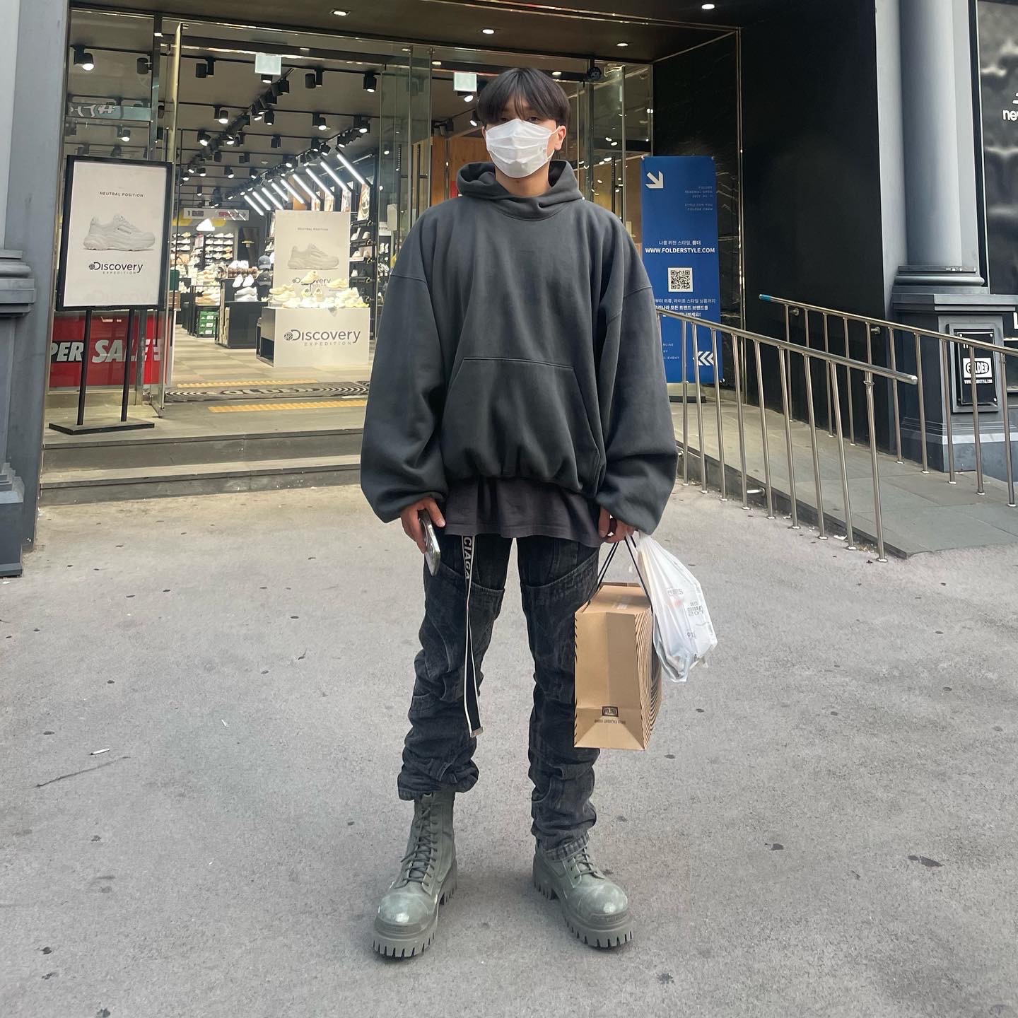 Yeezy Gap Engineered By Balenciaga Dove Hoodie Black, Balenciaga D Ring Belt Grey Red 착용 스타일 - 2