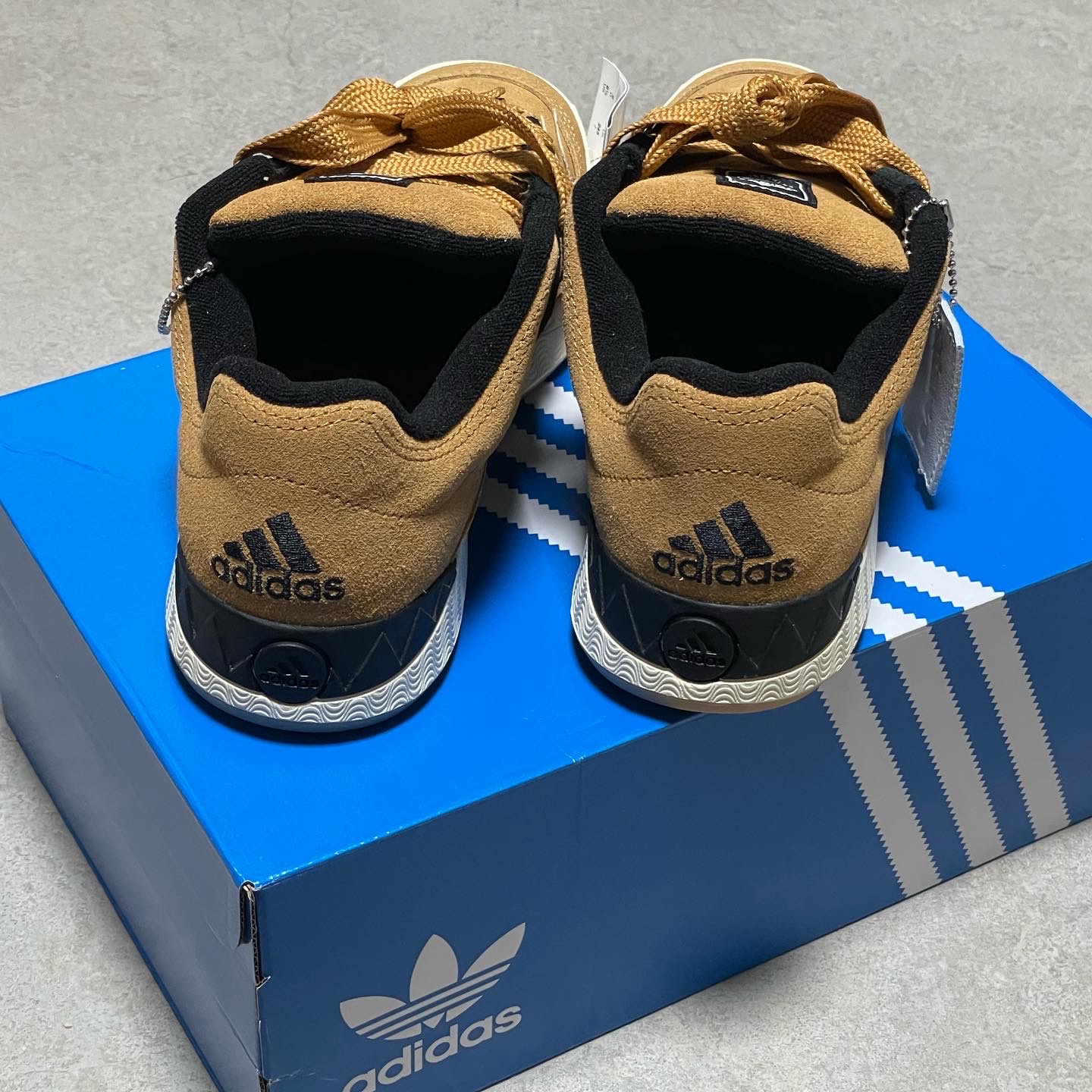 Adidas x Atmos Adimatic OG Shoebox 착용 스타일 - 3