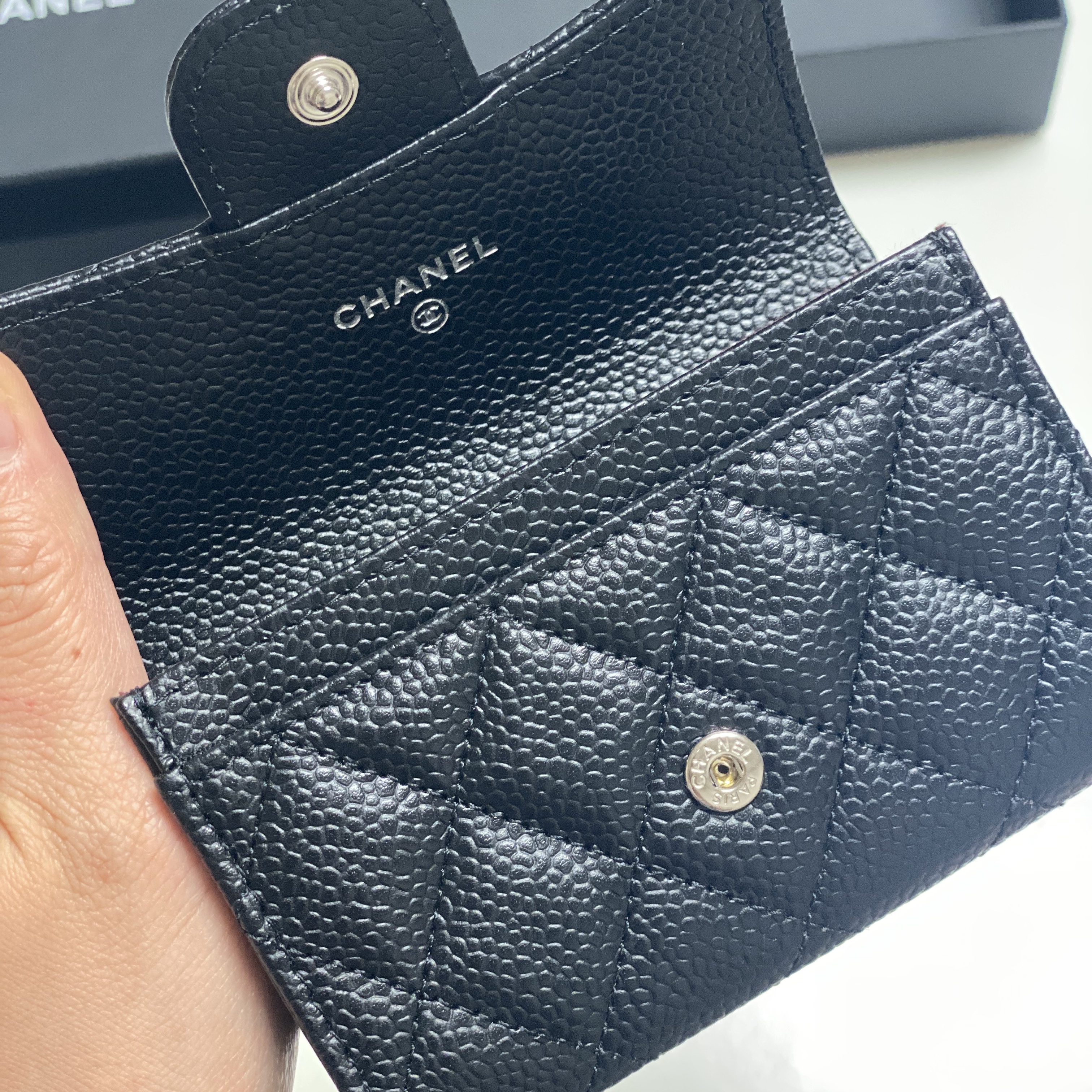 Chanel Classic Card Holder Grained Calfskin & Silver Black 착용 스타일 - 3