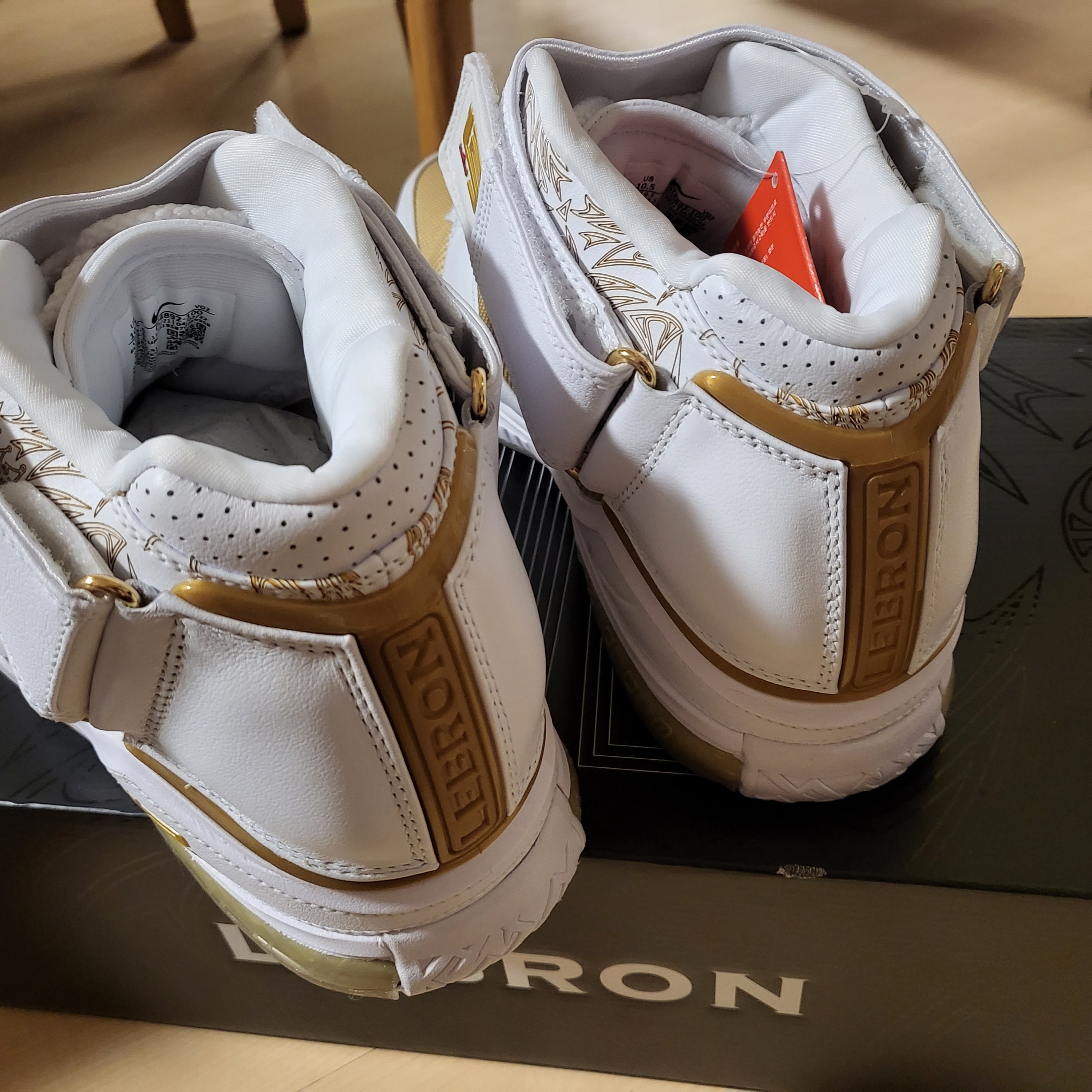 Nike Zoom LeBron 2 Metallic Gold and White 착용 스타일 - 4