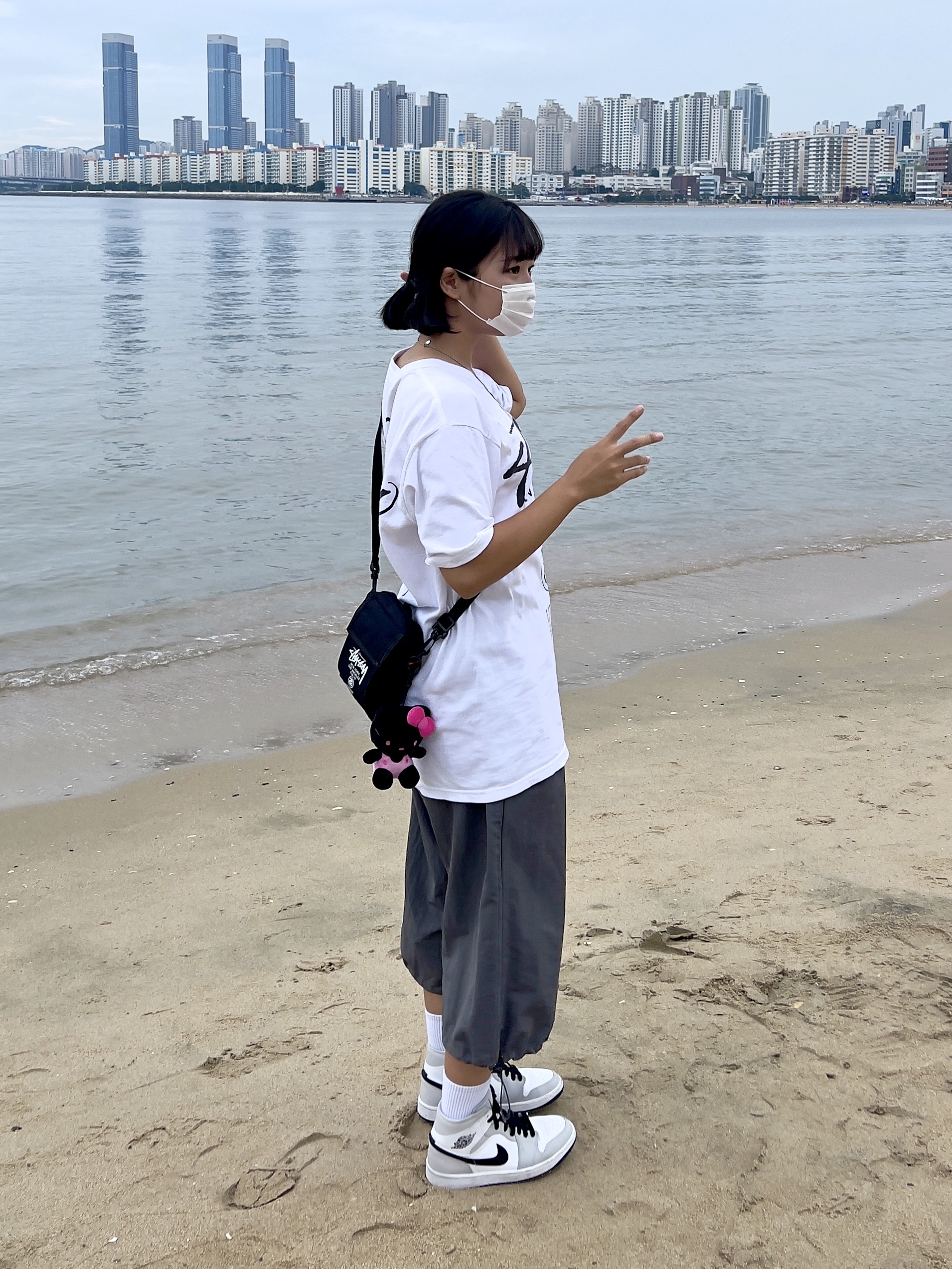 Stussy World Tour T-Shirt White, (W) Jordan 1 Mid Grey Fog 착용 스타일 - 2
