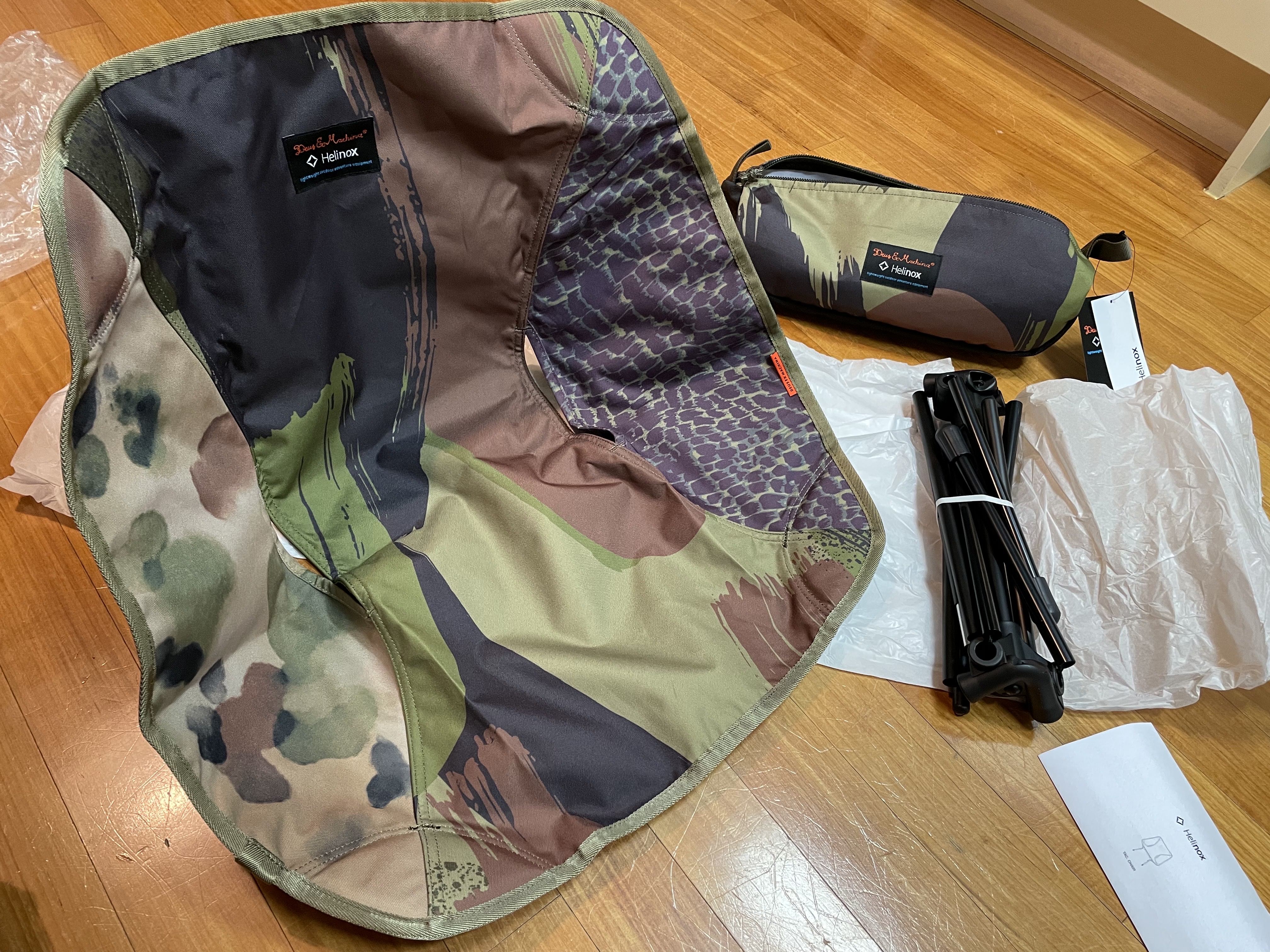 Helinox x Deus Ex Machina Tactical Chair Multi 착용 스타일 - 2