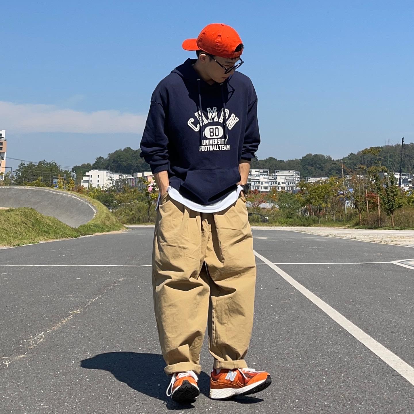 New Balance 2002R Rust Oxide 착용 스타일 - 1