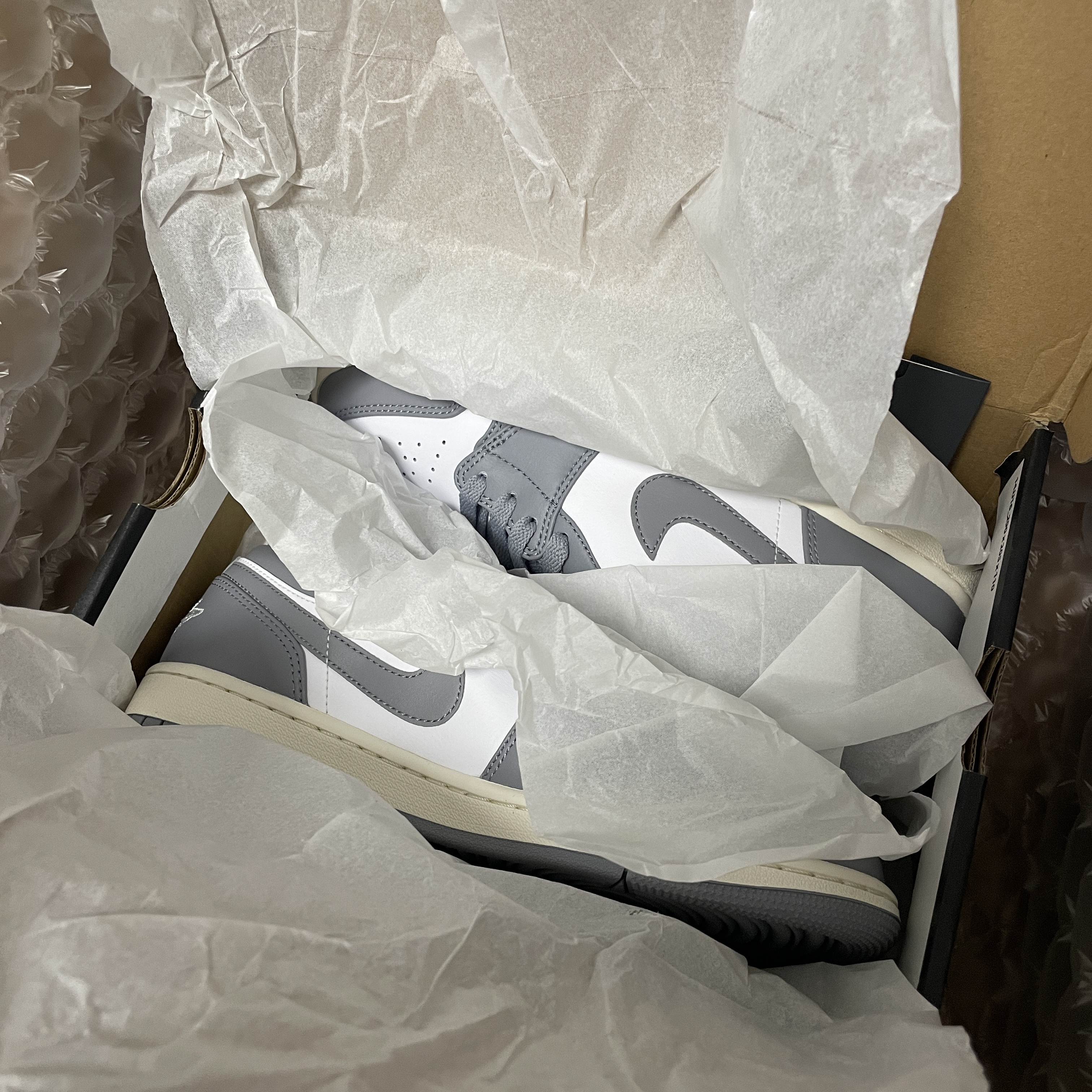 Jordan 1 Low Stealth and White 착용 스타일