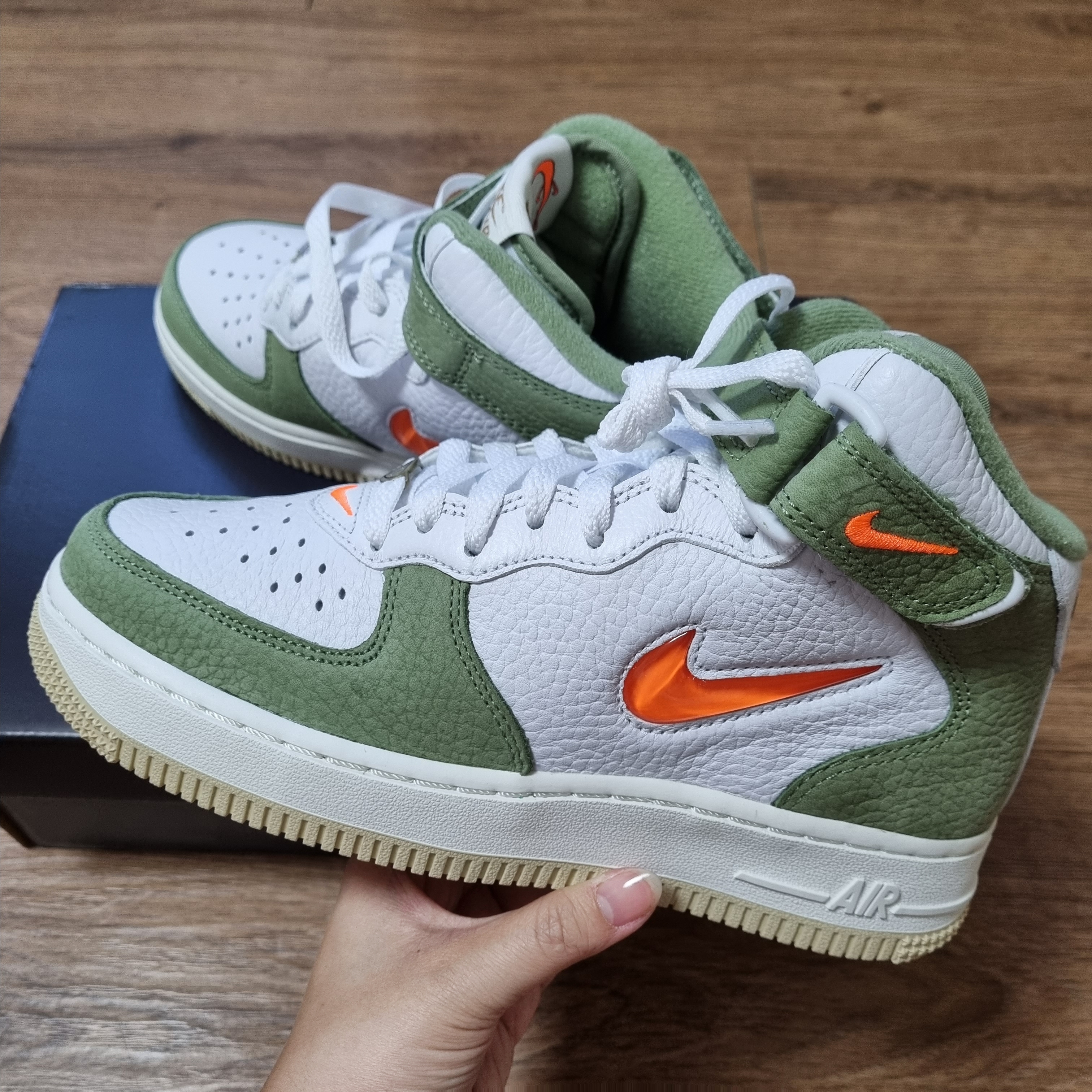Nike Air Force 1 Mid '07 QS Olive Green and Total Orange 착용 스타일
