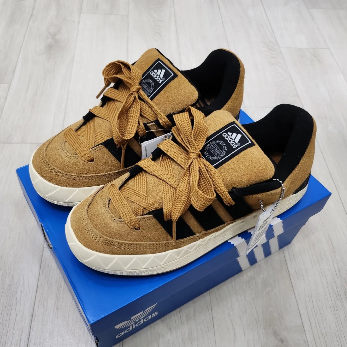 Adidas x Atmos Adimatic OG Shoebox 착용 스타일 - 2