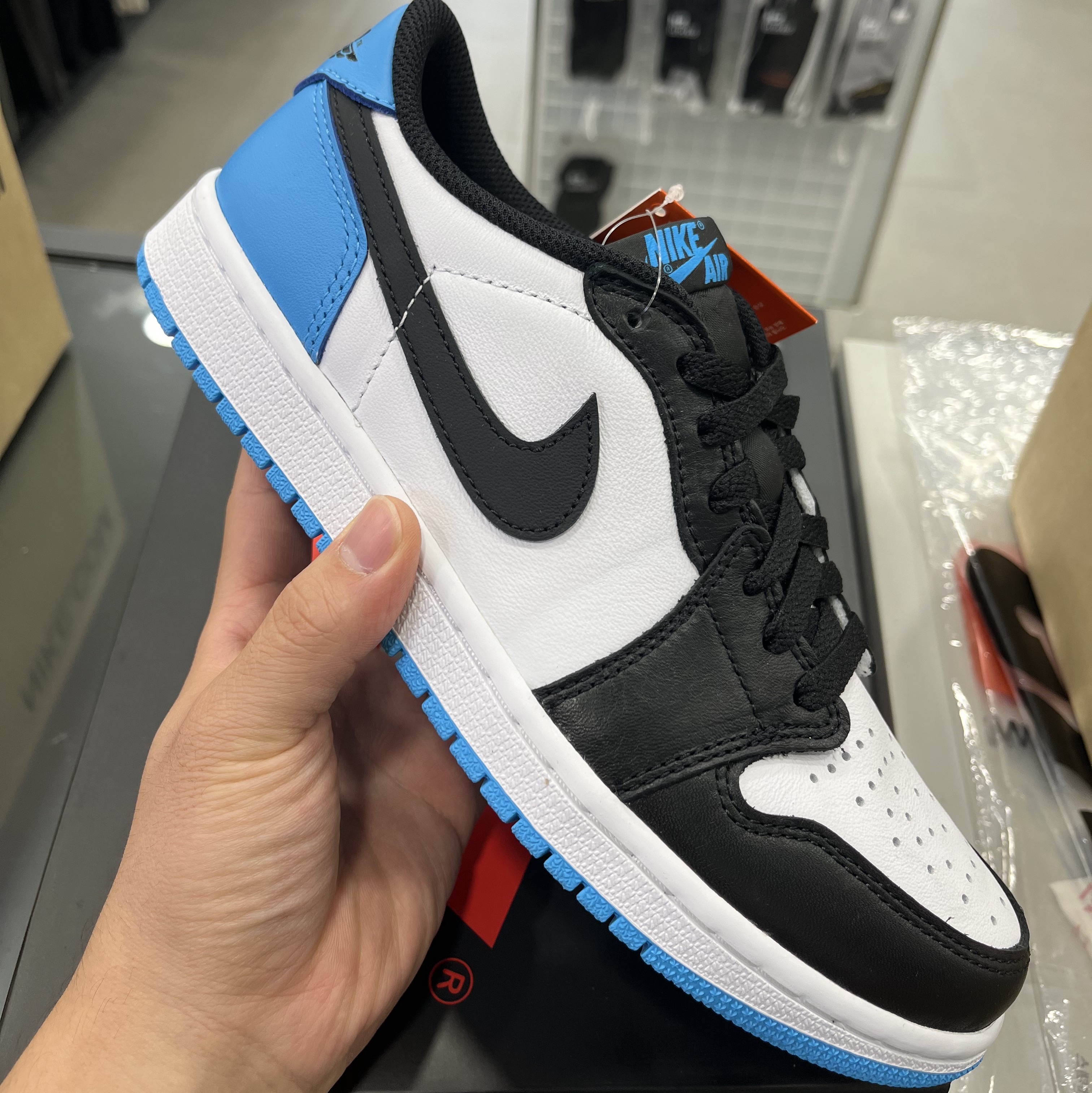 Jordan 1 Retro Low OG Black and Dark Powder Blue 착용 스타일