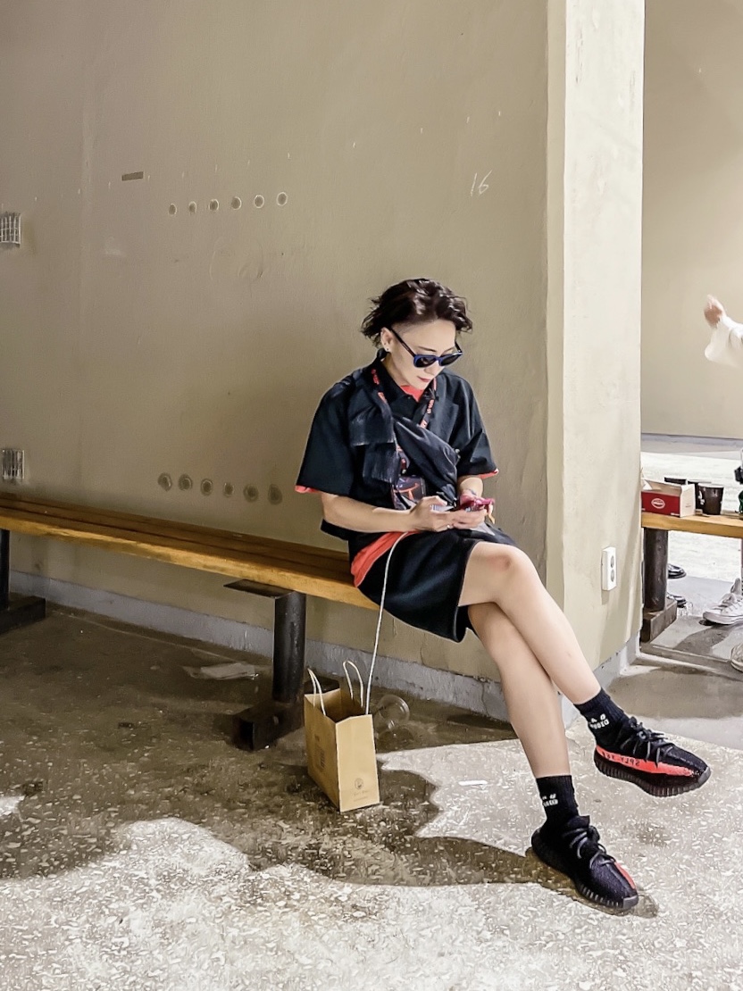 Adidas Yeezy Boost 350 V2 Core Black Red 2022/2023, Essentials Sweatshorts Black - 21SS 착용 스타일