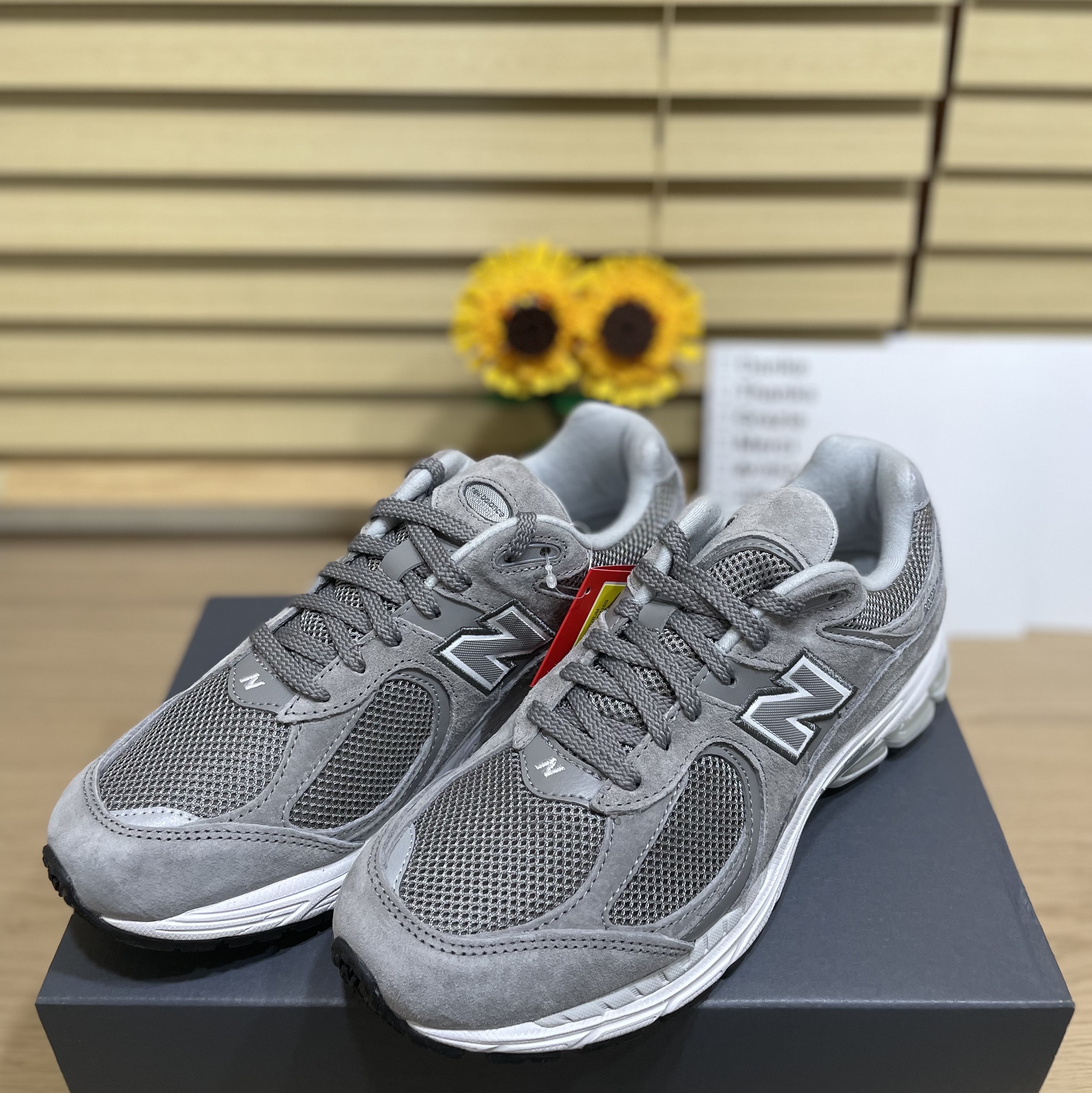 New Balance 2002R Marblehead White 착용 스타일