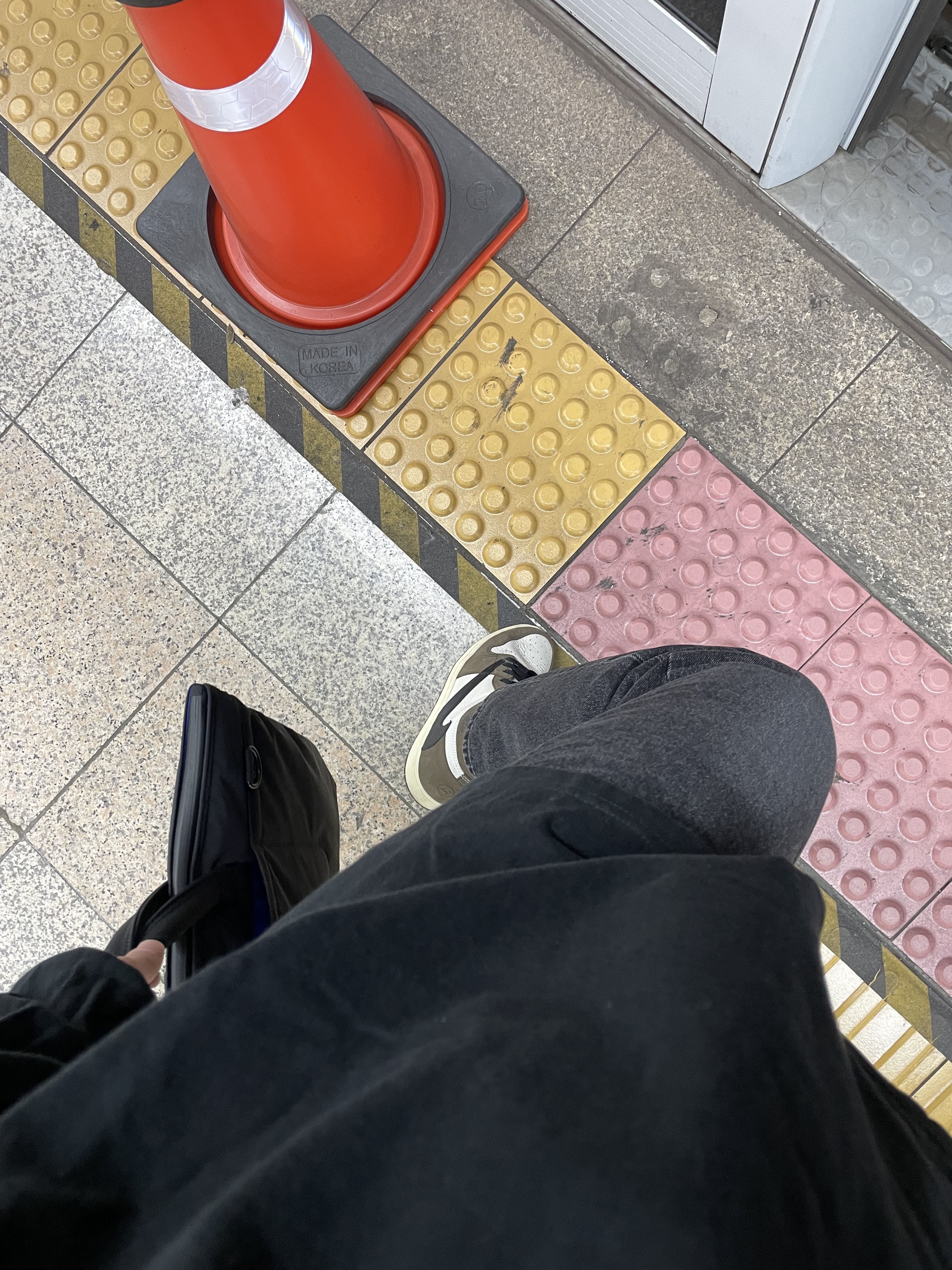 Jordan 1 x Travis Scott Retro High OG SP Mocha, Supreme Box Logo L/S T-Shirt Black - 20FW 착용 스타일 - 1