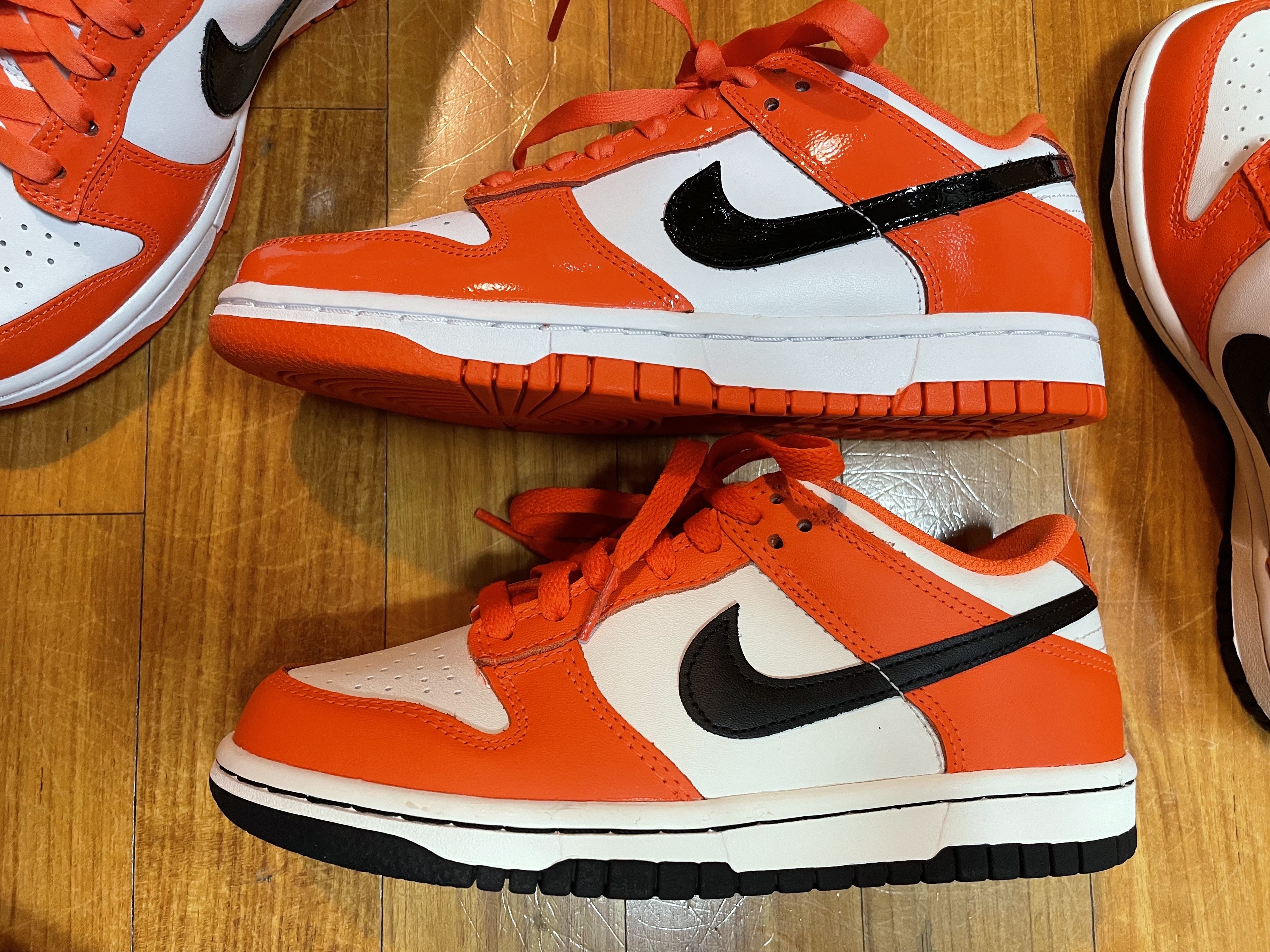 Nike Dunk Low Retro PRM Halloween, (GS) Nike Dunk Low Safety Orange 착용 스타일 - 3