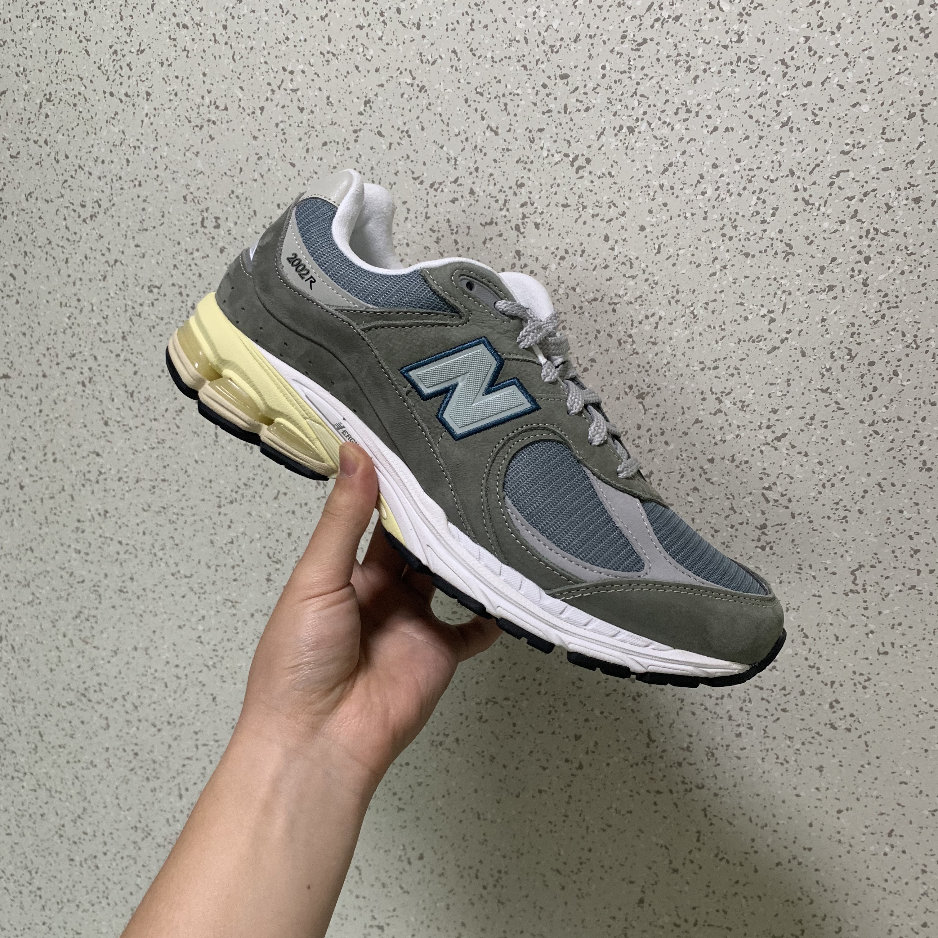 New Balance 2002R Cool Grey 착용 스타일 - 1