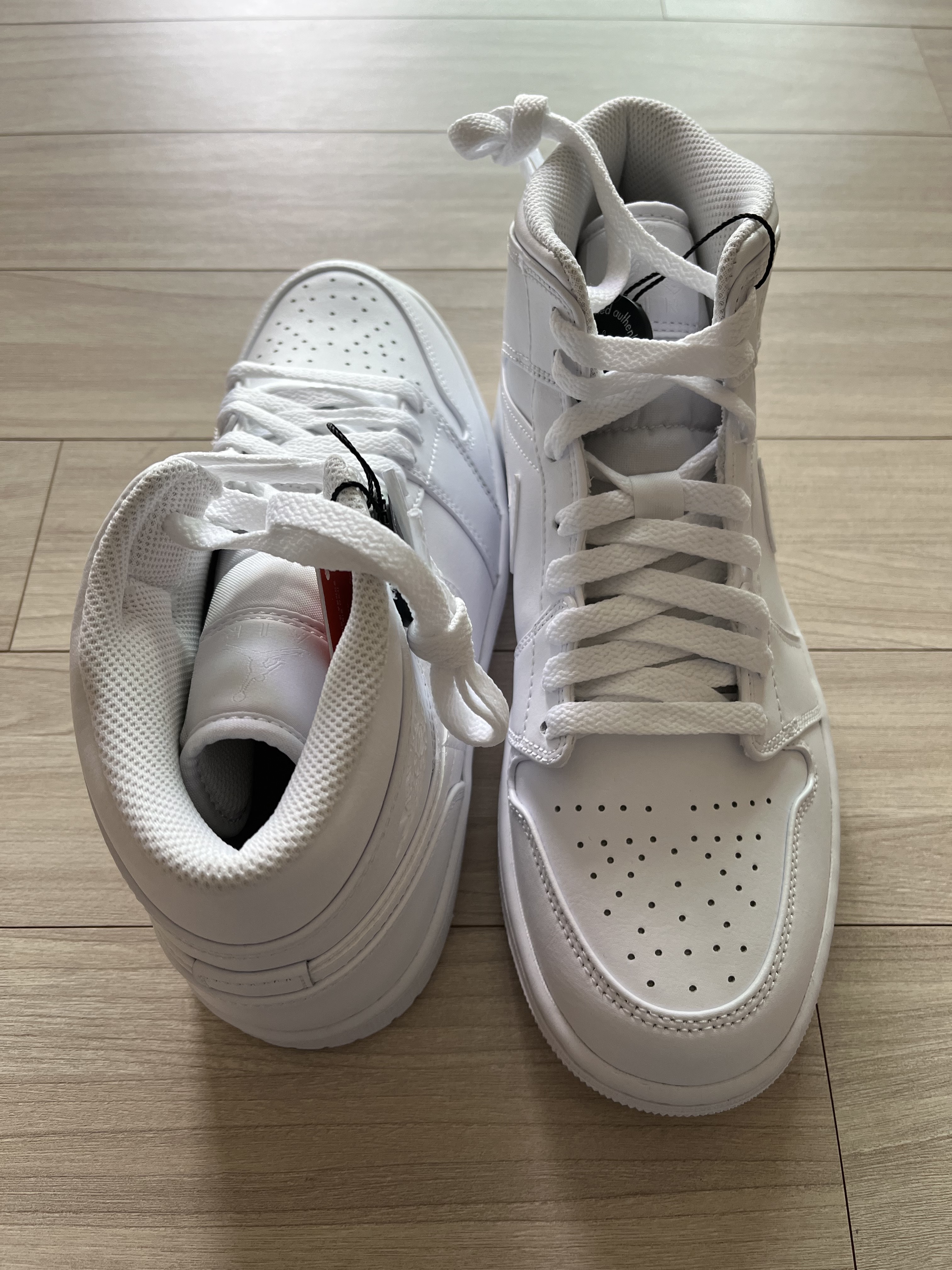Jordan 1 Mid Triple White 착용 스타일 - 3