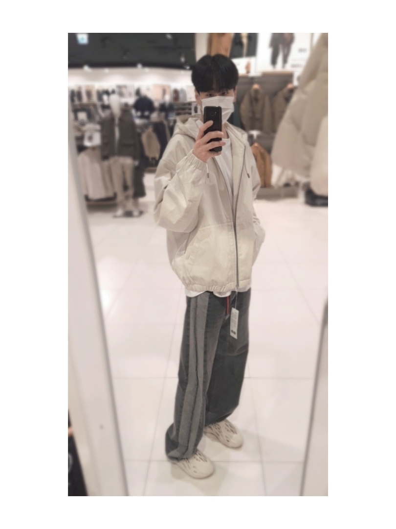 Adidas Yeezy Foam RNNR Sand 착용 스타일 - 2
